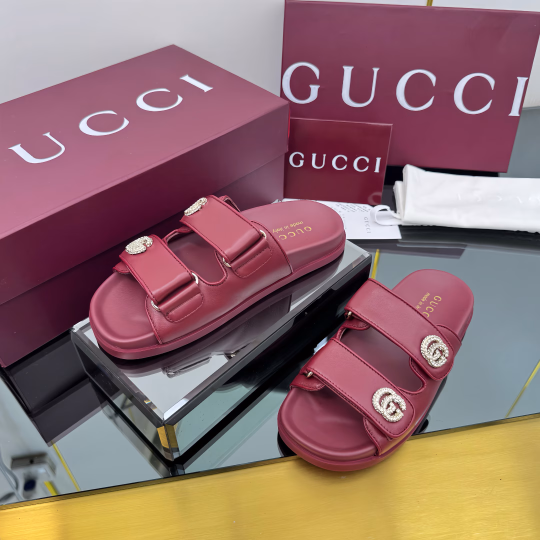 Gucci's modern design aesthetic explores a unique path of craftsmanship, combining classic elements of the House with its beloved logo. The sandal is embellished with the beloved Double G hardware, which adds a subtle touch of logo charm to the design and complements the versatility of the Velcro strap.
