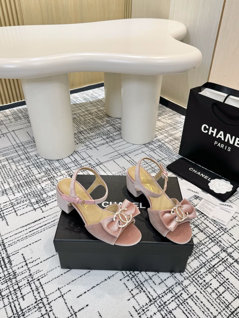 Chanel - 2025 Spring Collection Top-grade Bowknot Rhinestone Slippers and SandalsThis classic design; the extraordinary rhinestone bowknot embraces a variety of color matching elements…The diversified mix and match is very beautiful and versatile, very light and comfortable to wear, super delicate and elegant, and can be used outdoors…