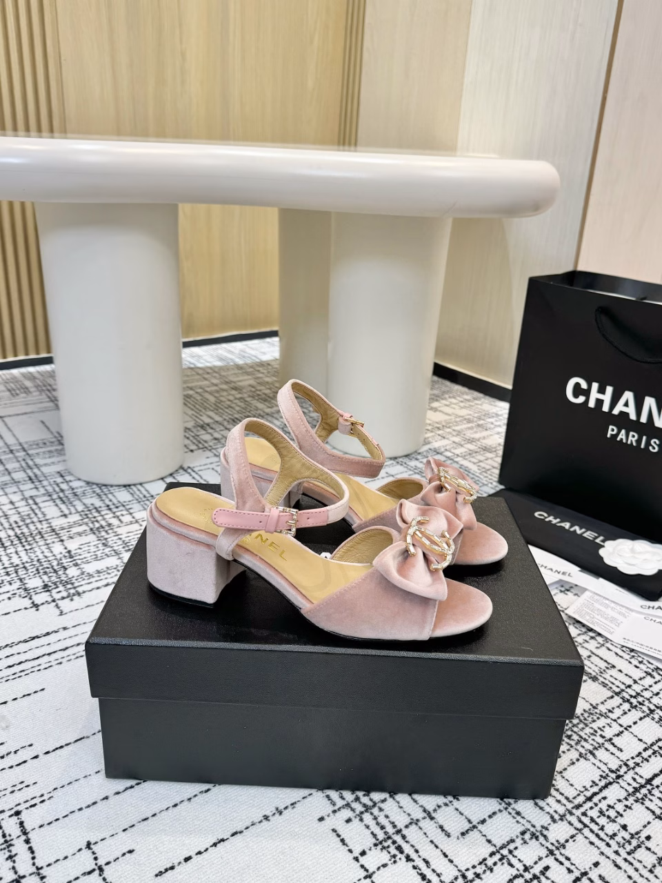 Chanel - 2025 Spring Collection Top-grade Bowknot Rhinestone Slippers and SandalsThis classic design; the extraordinary rhinestone bowknot embraces a variety of color matching elements…The diversified mix and match is very beautiful and versatile, very light and comfortable to wear, super delicate and elegant, and can be used outdoors…