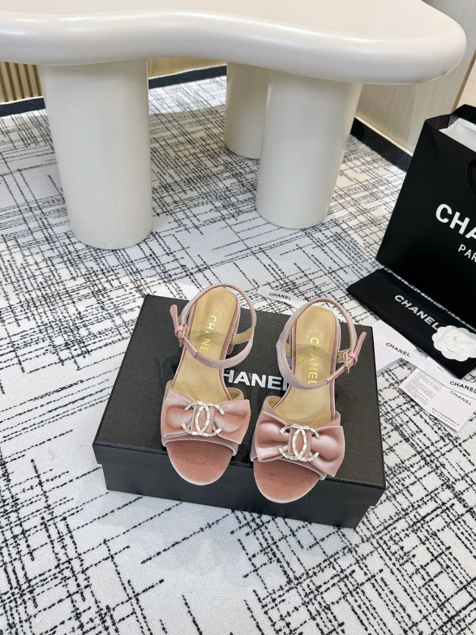 Chanel - 2025 Spring Collection Top-grade Bowknot Rhinestone Slippers and SandalsThis classic design; the extraordinary rhinestone bowknot embraces a variety of color matching elements…The diversified mix and match is very beautiful and versatile, very light and comfortable to wear, super delicate and elegant, and can be used outdoors…