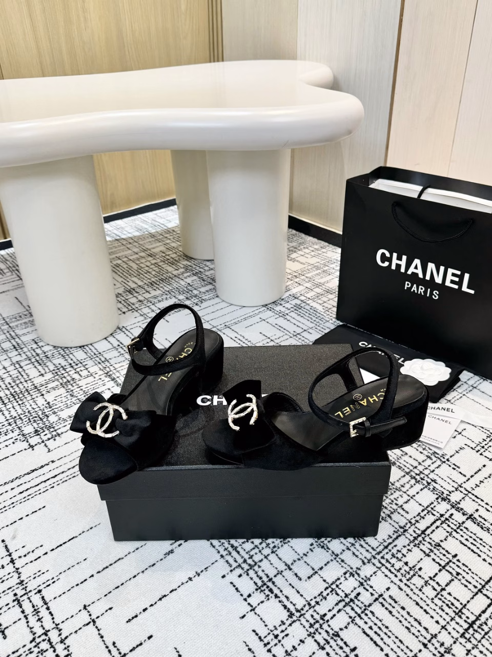 Chanel - 2025 Spring Collection Top-grade Bowknot Rhinestone Slippers and SandalsThis classic design; the extraordinary rhinestone bowknot embraces a variety of color matching elements…The diversified mix and match is very beautiful and versatile, very light and comfortable to wear, super delicate and elegant, and can be used outdoors…