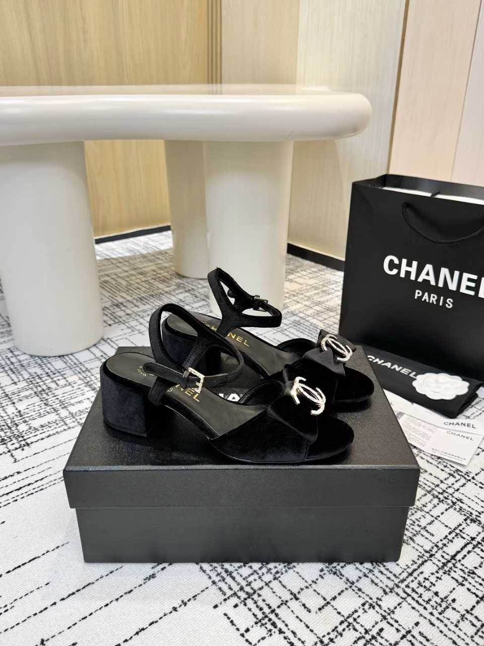 Chanel - 2025 Spring Collection Top-grade Bowknot Rhinestone Slippers and SandalsThis classic design; the extraordinary rhinestone bowknot embraces a variety of color matching elements…The diversified mix and match is very beautiful and versatile, very light and comfortable to wear, super delicate and elegant, and can be used outdoors…