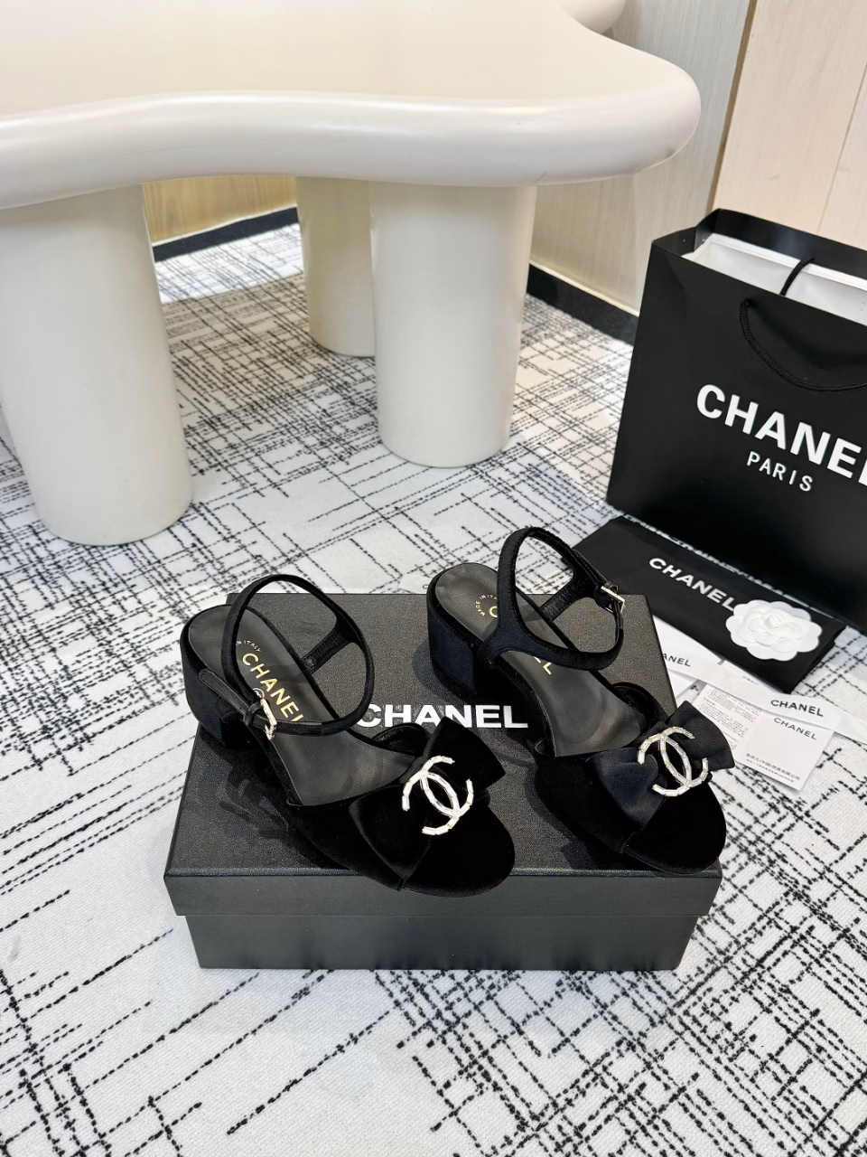 Chanel - 2025 Spring Collection Top-grade Bowknot Rhinestone Slippers and SandalsThis classic design; the extraordinary rhinestone bowknot embraces a variety of color matching elements…The diversified mix and match is very beautiful and versatile, very light and comfortable to wear, super delicate and elegant, and can be used outdoors…