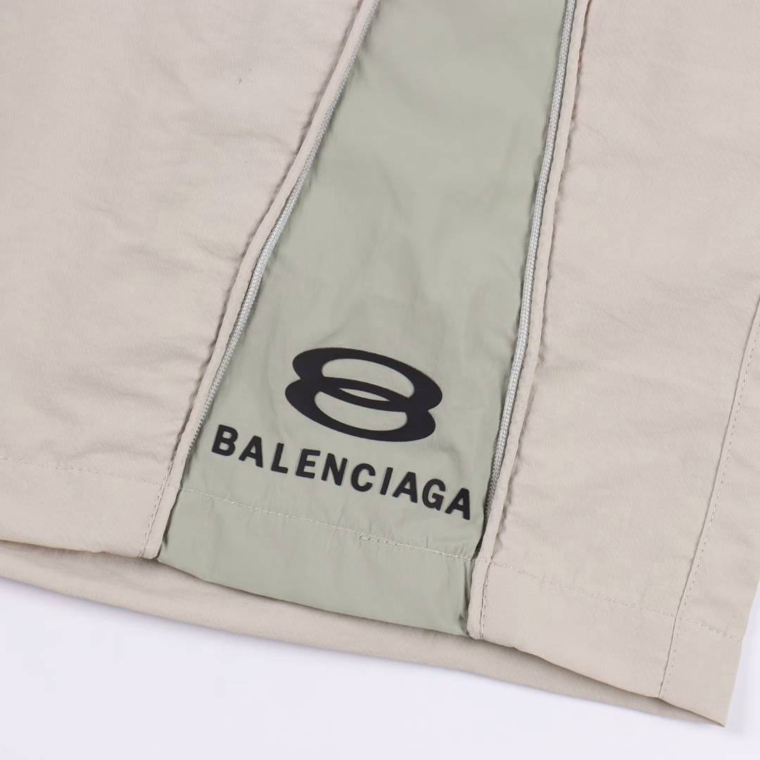 Balenciaga Zippered Letter Embroidered ShortsThe fabric is made of custom woven fabric, which is dyed and then etched. It is treated with silky and ultra-soft treatment in comparison with the original. The texture of the fabric is clear and obvious, and the drape is excellent. The workmanship is exquisite and meets the export standards of foreign trade. There are 4.5 stitches per centimeter, and each seam is pressed with visible lines. The lines are neat and standard like a ruler. The woven cotton ribbon is tightly woven and soft to the touch. The embroidery process uses the Behringer embroidery machine, which makes the embroidery color fuller and the embroidery more three-dimensional. The pattern has a good effect on the body. It is the same style for men and women, simple and versatile. It is a heavy-duty item for purchasing, and you can compare any quality on the market at will!