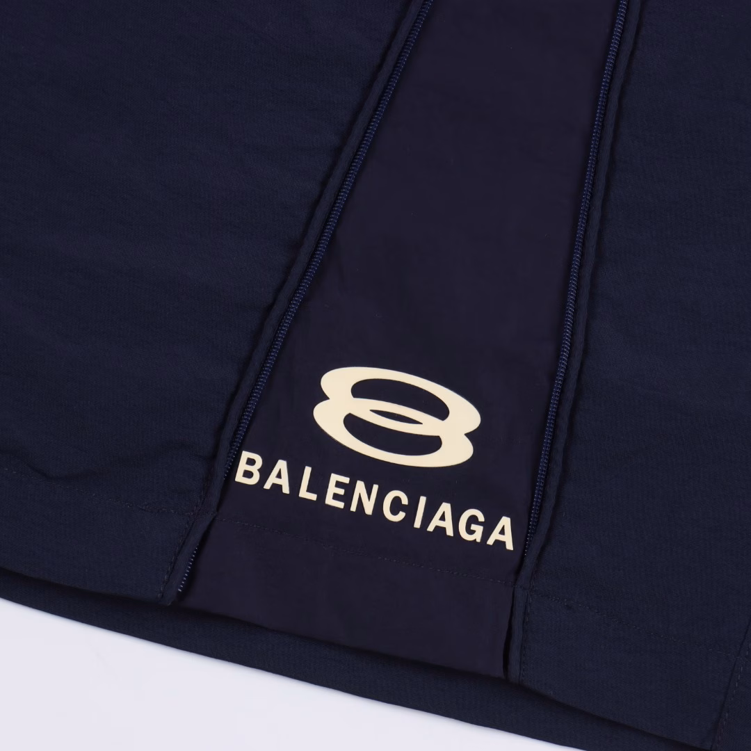 Balenciaga Zippered Letter Embroidered ShortsThe fabric is made of custom woven fabric, which is dyed and then etched. It is treated with silky and ultra-soft treatment in comparison with the original. The texture of the fabric is clear and obvious, and the drape is excellent. The workmanship is exquisite and meets the export standards of foreign trade. There are 4.5 stitches per centimeter, and each seam is pressed with visible lines. The lines are neat and standard like a ruler. The woven cotton ribbon is tightly woven and soft to the touch. The embroidery process uses the Behringer embroidery machine, which makes the embroidery color fuller and the embroidery more three-dimensional. The pattern has a good effect on the body. It is the same style for men and women, simple and versatile. It is a heavy-duty item for purchasing, and you can compare any quality on the market at will!