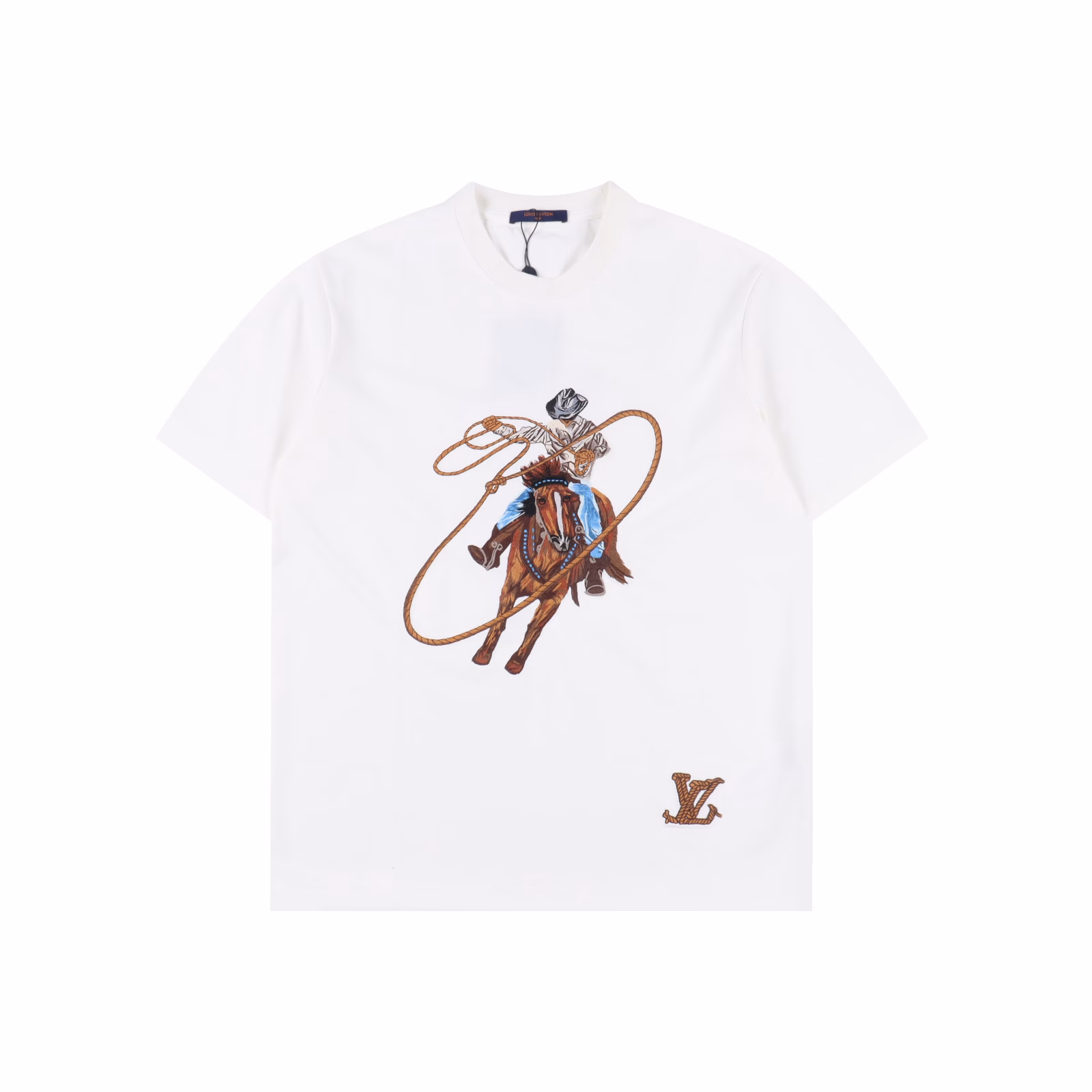 Louis Vuitton catwalk style heavyweight western denim embroidered short-sleeved T-shirtWestern denim 10,000-stitch embroidered heavyweight 300g short-sleeved T-shirtTop replica version with three complete labels, using high-weight 300g pure cotton combed fabric, feels very comfortableOS dropped shoulder style, large denim patterns on the front and back are made of imported Tajima machine embroidery technologyThe threaded neckline is not loose, and the hem is embroidered with the brand logo letters to distinguish it from the market currency