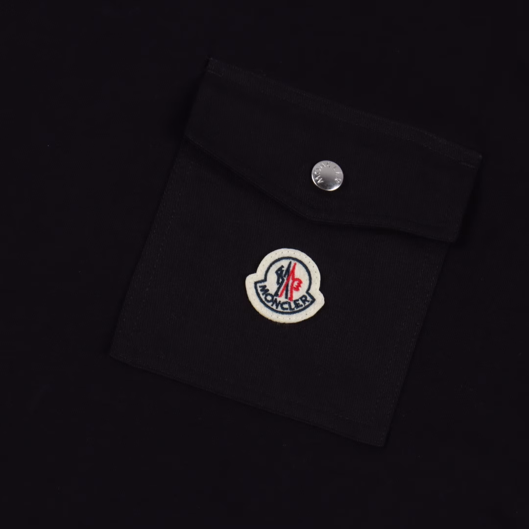 Moncler logo pocket short-sleeved T-shirtCustomized Moorish plain brocade, template machine opening, preset template to guide the position, shape and size of the opening, precision ensures the quality of the opening effect, the fabrics are washed, the texture is better, not easy to deform, shrink, fade, customized accessories, loose version
