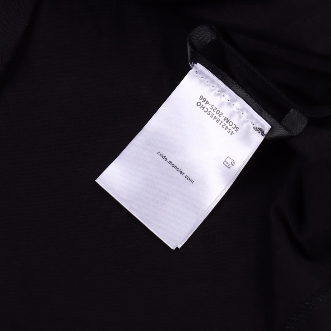 Moncler logo pocket short-sleeved T-shirtCustomized Moorish plain brocade, template machine opening, preset template to guide the position, shape and size of the opening, precision ensures the quality of the opening effect, the fabrics are washed, the texture is better, not easy to deform, shrink, fade, customized accessories, loose version