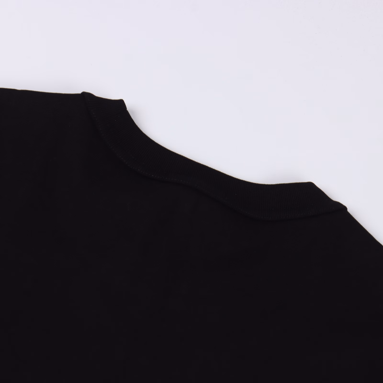Moncler logo pocket short-sleeved T-shirtCustomized Moorish plain brocade, template machine opening, preset template to guide the position, shape and size of the opening, precision ensures the quality of the opening effect, the fabrics are washed, the texture is better, not easy to deform, shrink, fade, customized accessories, loose version