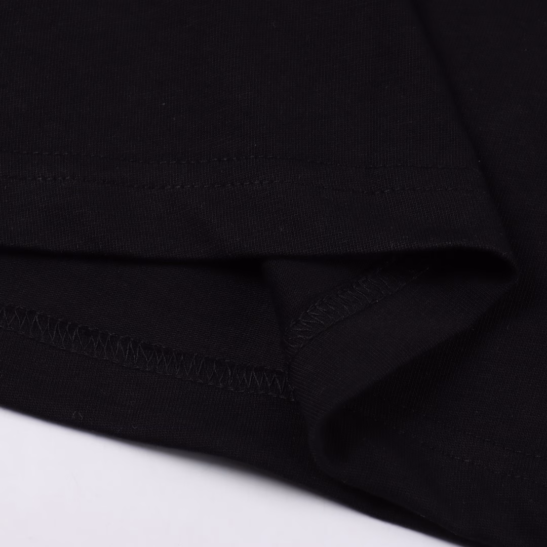 Moncler logo pocket short-sleeved T-shirtCustomized Moorish plain brocade, template machine opening, preset template to guide the position, shape and size of the opening, precision ensures the quality of the opening effect, the fabrics are washed, the texture is better, not easy to deform, shrink, fade, customized accessories, loose version