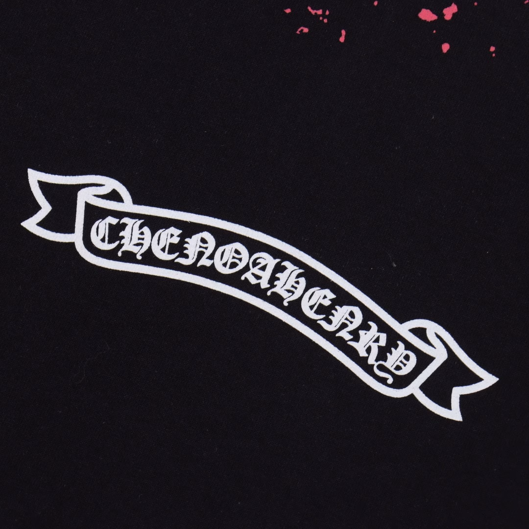 Chrome Hearts CH Inkjet Printed Short Sleeve T-shirtThe fabric is 280g combed cotton, customized 32-count 1*1 thread, and the garment is washed twice. The fabric is comfortable and skin-friendly without any strange feeling. It is a custom-made dyed fabric with high textile density, good drape, and not easy to deform. The thick weave plus the compact spinning process will not affect the breathability of the fabric. The color saturation is very high. It is imported digital direct printing technology. It is a versatile and good-looking short-sleeved shirt. The loose version covers the flesh and makes it look thin. It is suitable for both men and women.