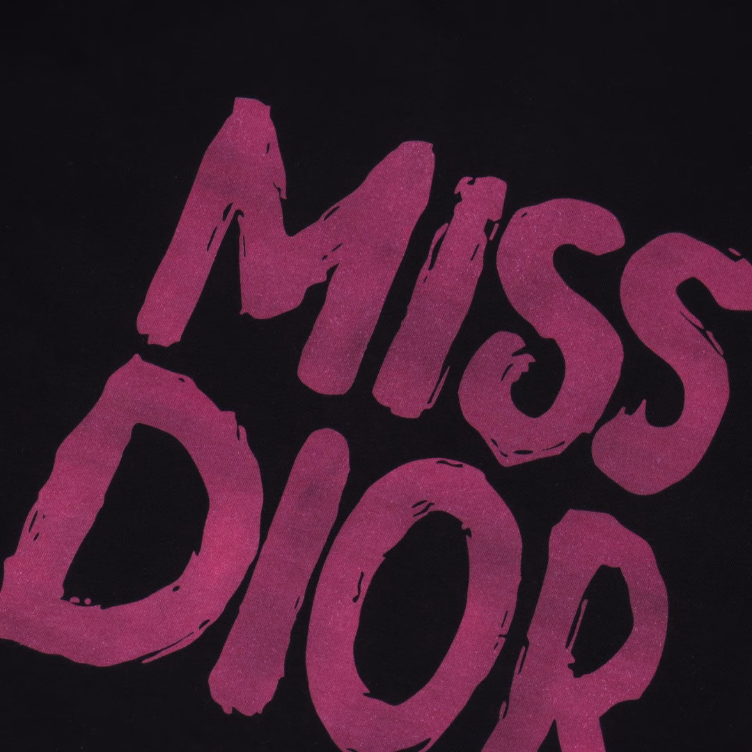 Dior letter print short-sleeved T-shirtWashed cotton fabric, weighs about 300 grams after washing. Soft and skin-friendly. Exquisite workmanship, moderate thickness. Same style for men and women, loose version, fashionable and versatile.
