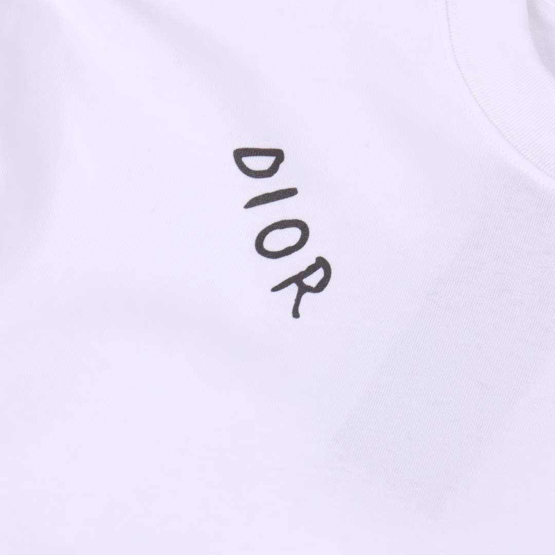 Dior Dragonfly Print Short Sleeve T-shirtPure cotton washed fabric, weighing about 300 grams after washing. Soft and skin-friendly. Exquisite workmanship, moderate thickness. Same style for men and women, loose version, fashionable and versatile.