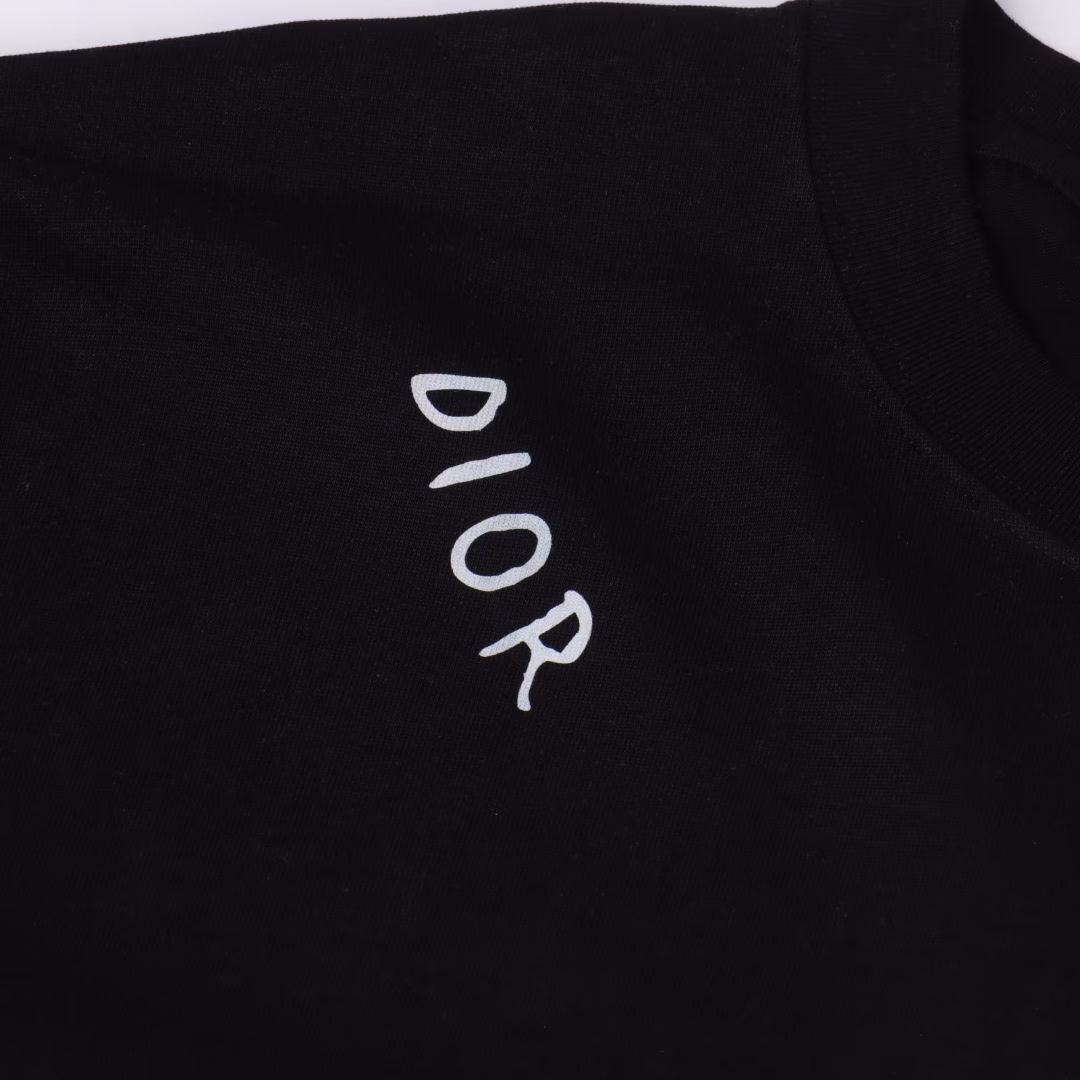 Dior Dragonfly Print Short Sleeve T-shirtPure cotton washed fabric, weighing about 300 grams after washing. Soft and skin-friendly. Exquisite workmanship, moderate thickness. Same style for men and women, loose version, fashionable and versatile.