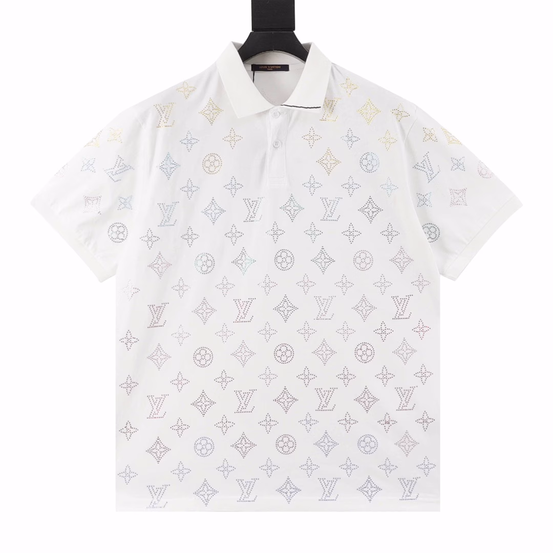 Louis Vuitton Monogram Full Diamond Short Sleeve PoloOriginal custom 260g cotton vermilion fabric, thread dyed in the same original version. Inspired by the Monogram series. Full diamond pattern design reinterprets the classic logo. The chest is decorated with a contrasting logo patch. The imported rhinestone technology makes the letter logo present a delicate and exquisite effect, enhancing the decorativeness. The designed letter logo is embroidered on the patch using an embroidery machine. Unisex style