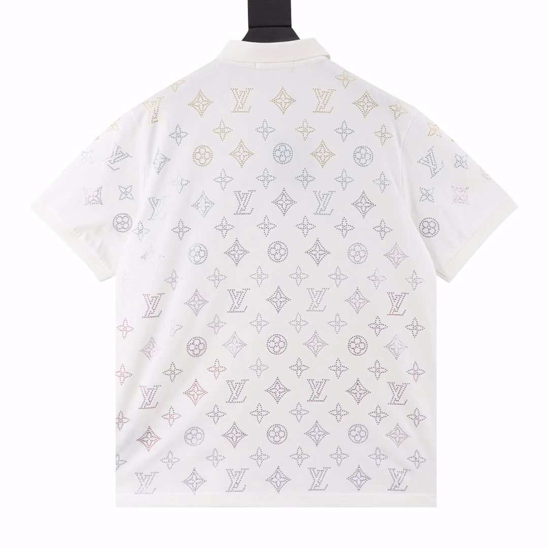 Louis Vuitton Monogram Full Diamond Short Sleeve PoloOriginal custom 260g cotton vermilion fabric, thread dyed in the same original version. Inspired by the Monogram series. Full diamond pattern design reinterprets the classic logo. The chest is decorated with a contrasting logo patch. The imported rhinestone technology makes the letter logo present a delicate and exquisite effect, enhancing the decorativeness. The designed letter logo is embroidered on the patch using an embroidery machine. Unisex style