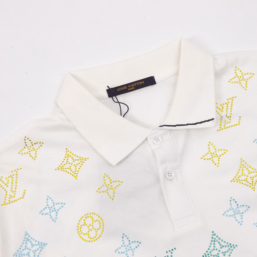 Louis Vuitton Monogram Full Diamond Short Sleeve PoloOriginal custom 260g cotton vermilion fabric, thread dyed in the same original version. Inspired by the Monogram series. Full diamond pattern design reinterprets the classic logo. The chest is decorated with a contrasting logo patch. The imported rhinestone technology makes the letter logo present a delicate and exquisite effect, enhancing the decorativeness. The designed letter logo is embroidered on the patch using an embroidery machine. Unisex style