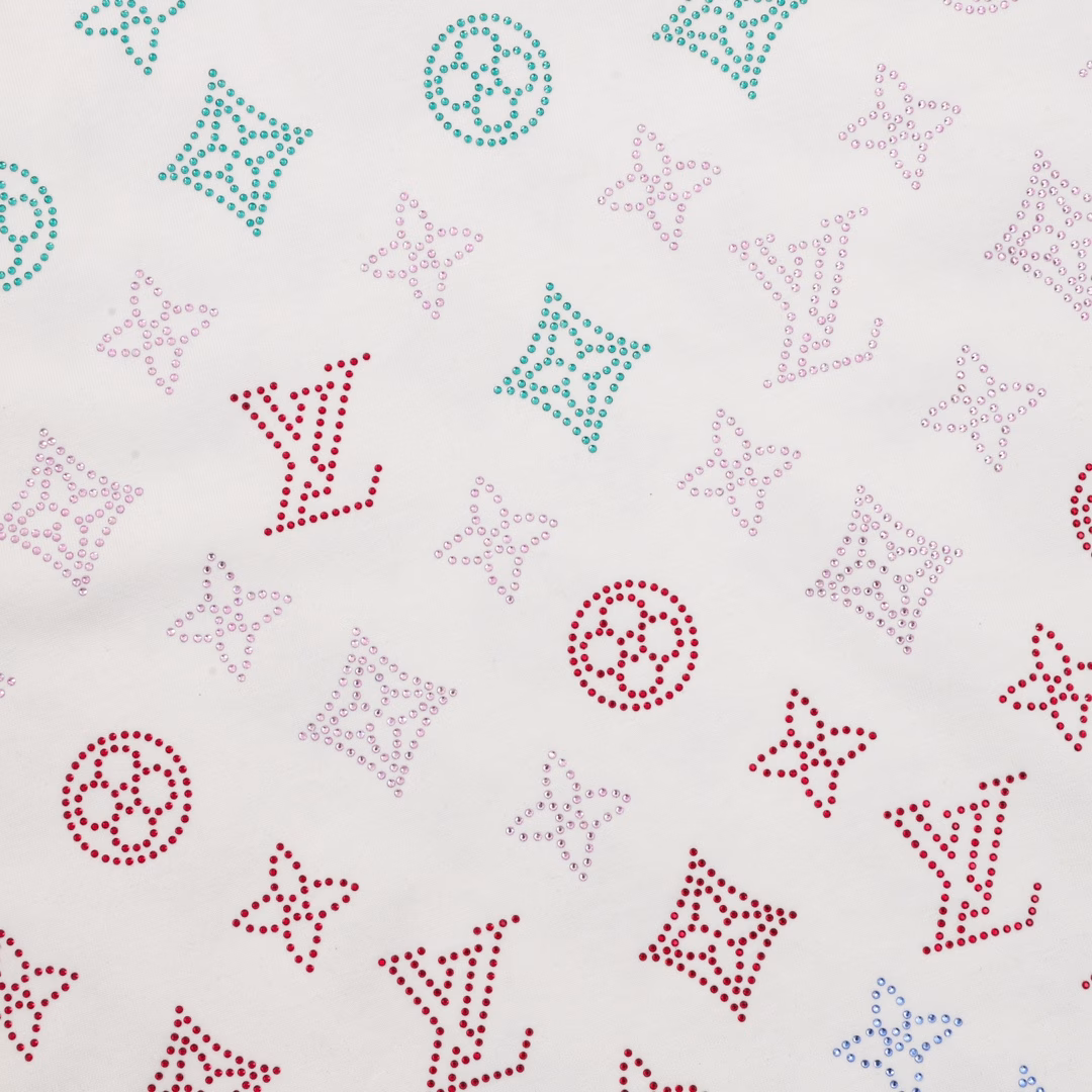 Louis Vuitton Monogram Full Diamond Short Sleeve PoloOriginal custom 260g cotton vermilion fabric, thread dyed in the same original version. Inspired by the Monogram series. Full diamond pattern design reinterprets the classic logo. The chest is decorated with a contrasting logo patch. The imported rhinestone technology makes the letter logo present a delicate and exquisite effect, enhancing the decorativeness. The designed letter logo is embroidered on the patch using an embroidery machine. Unisex style