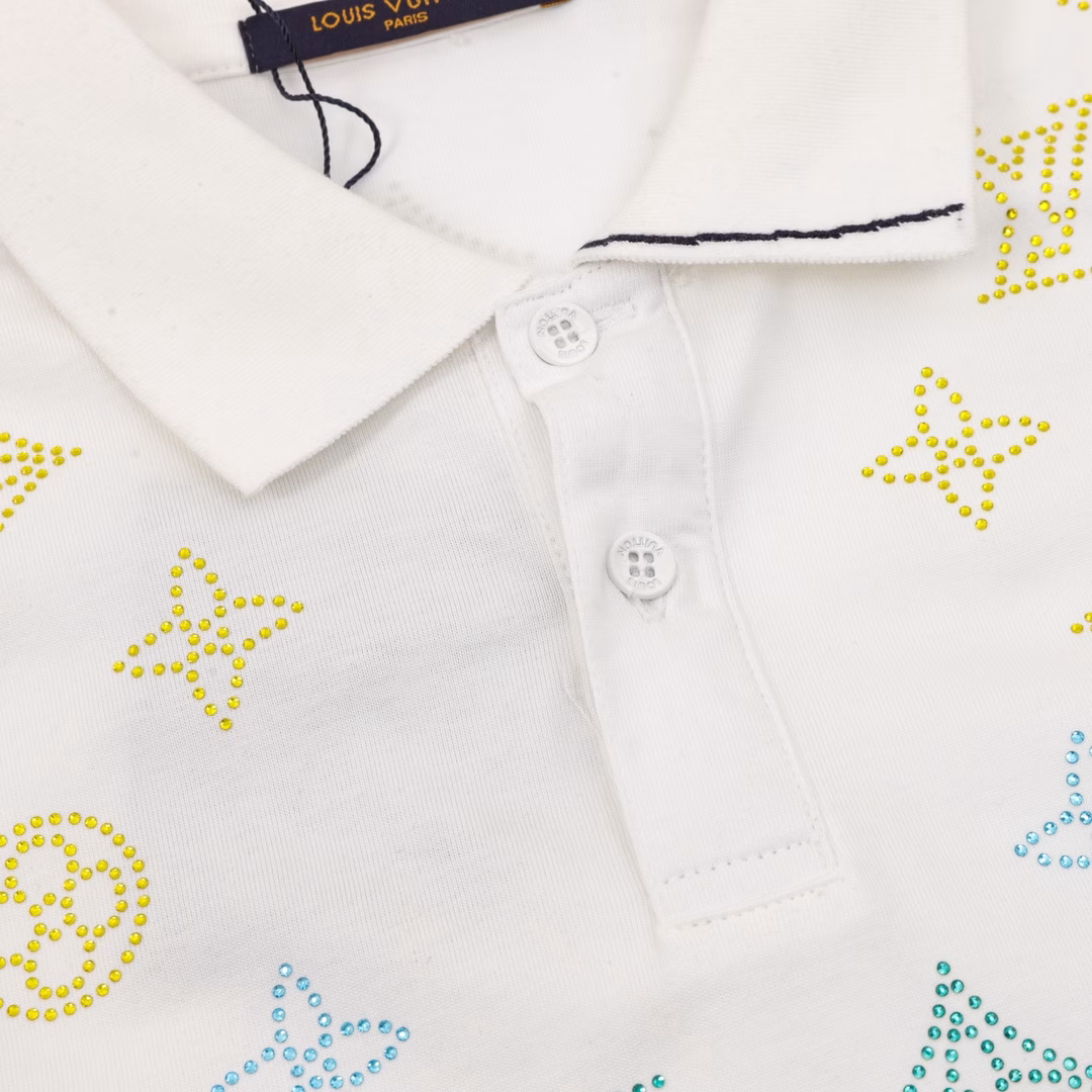 Louis Vuitton Monogram Full Diamond Short Sleeve PoloOriginal custom 260g cotton vermilion fabric, thread dyed in the same original version. Inspired by the Monogram series. Full diamond pattern design reinterprets the classic logo. The chest is decorated with a contrasting logo patch. The imported rhinestone technology makes the letter logo present a delicate and exquisite effect, enhancing the decorativeness. The designed letter logo is embroidered on the patch using an embroidery machine. Unisex style