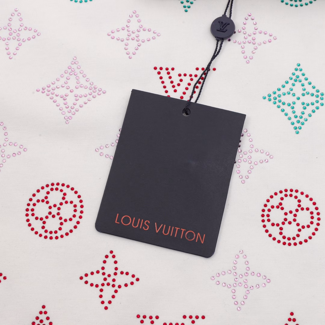 Louis Vuitton Monogram Full Diamond Short Sleeve PoloOriginal custom 260g cotton vermilion fabric, thread dyed in the same original version. Inspired by the Monogram series. Full diamond pattern design reinterprets the classic logo. The chest is decorated with a contrasting logo patch. The imported rhinestone technology makes the letter logo present a delicate and exquisite effect, enhancing the decorativeness. The designed letter logo is embroidered on the patch using an embroidery machine. Unisex style