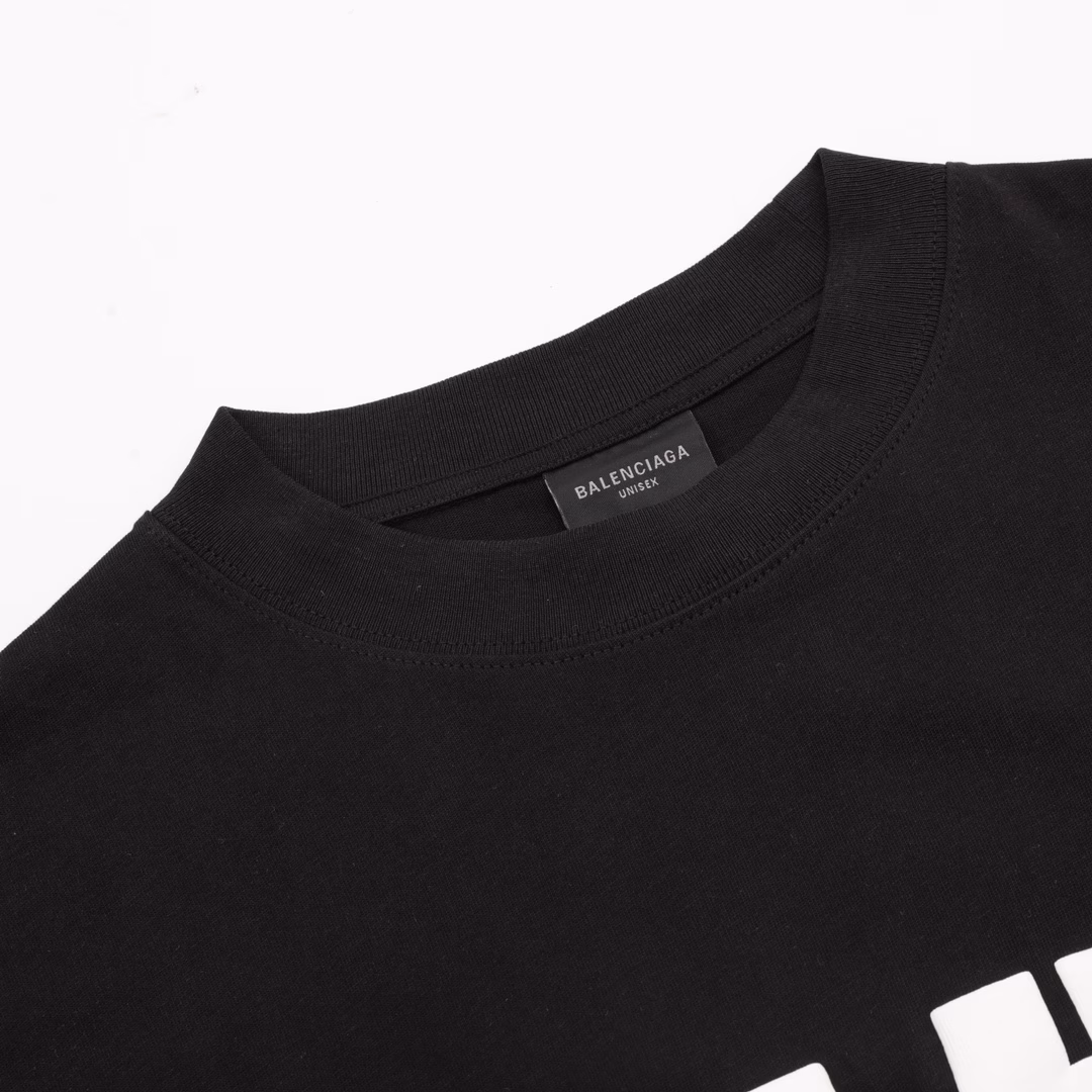 Balenciaga foamed letter BB printed short sleevesThe fabric is made of custom-woven and custom-dyed cotton plain fabric, which feels soft, comfortable and smooth. The process uses Kangli direct-injection printing, which has a three-dimensional effect and is washed and aged. The style is loose and versatile, and the same series for men and women. A full set of logo hardware accessories is custom-made