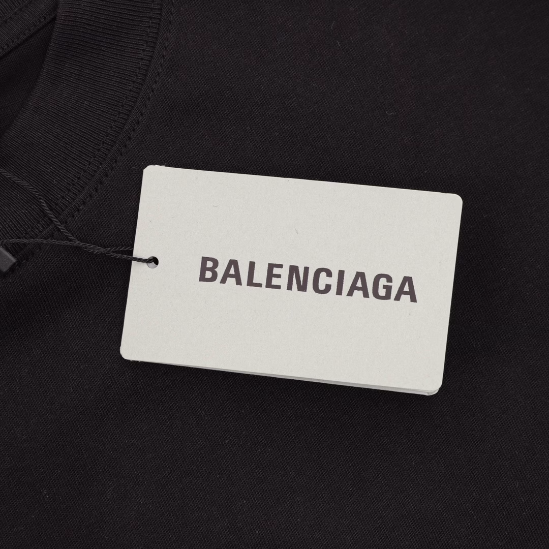 Balenciaga foamed letter BB printed short sleevesThe fabric is made of custom-woven and custom-dyed cotton plain fabric, which feels soft, comfortable and smooth. The process uses Kangli direct-injection printing, which has a three-dimensional effect and is washed and aged. The style is loose and versatile, and the same series for men and women. A full set of logo hardware accessories is custom-made
