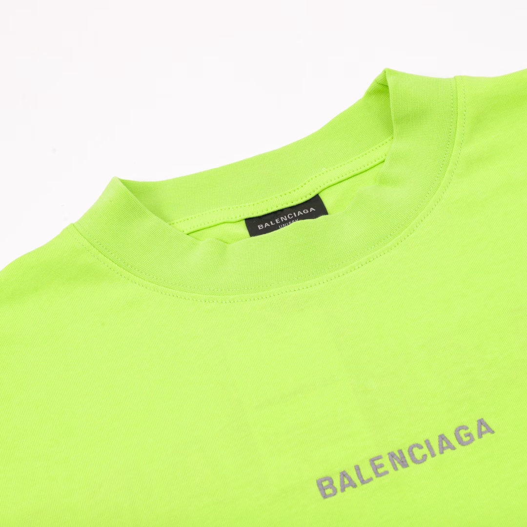Balenciaga short sleeves with embroidered letters on the front and backExclusive custom-woven and dyed fabric, soft and comfortableEmbroidered Paris English letters logo on the front and back, full embroideryOS drop shoulder loose version, the latest brick cabinet synchronization for spring and summer