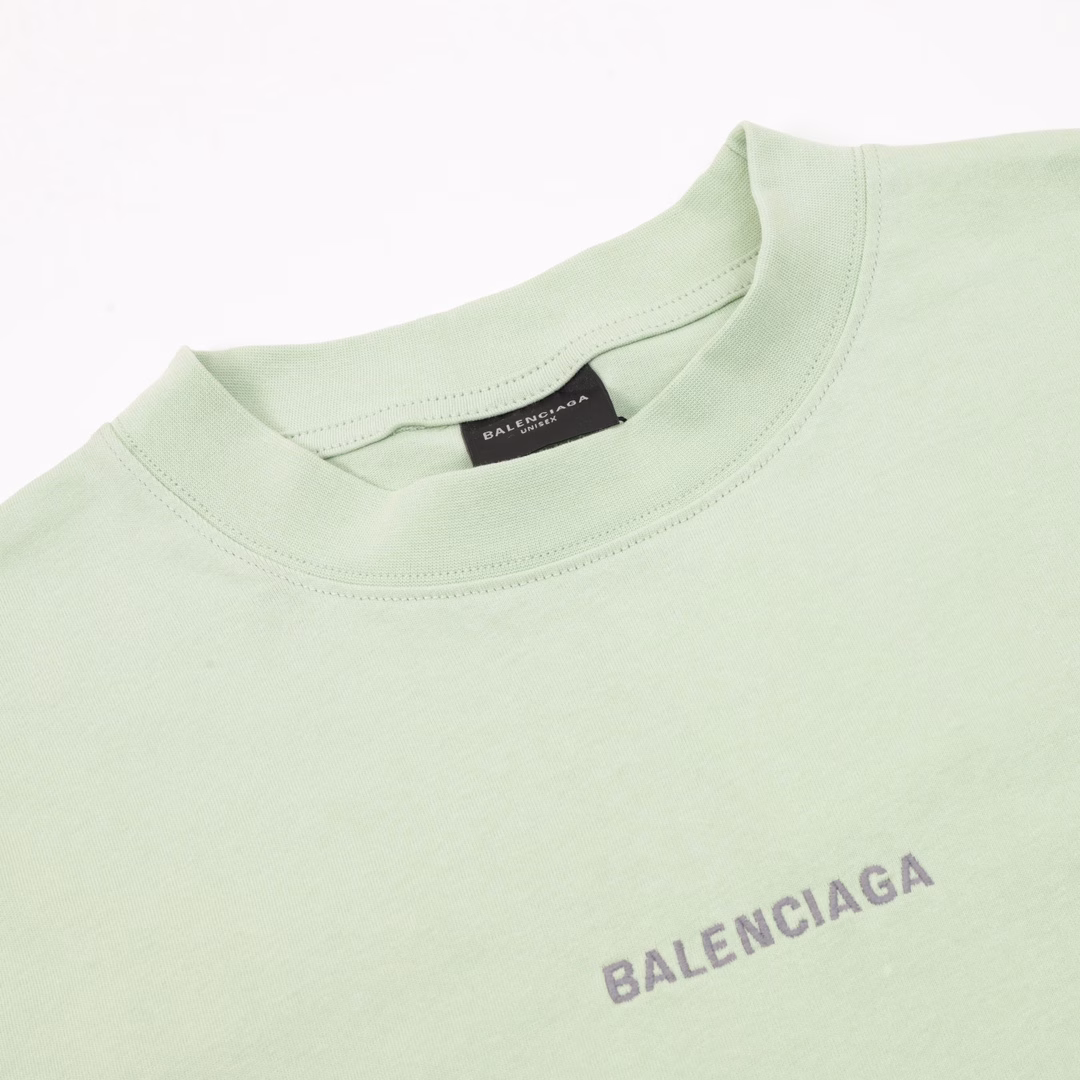 Balenciaga short sleeves with embroidered letters on the front and backExclusive custom-woven and dyed fabric, soft and comfortableEmbroidered Paris English letters logo on the front and back, full embroideryOS drop shoulder loose version, the latest brick cabinet synchronization for spring and summer