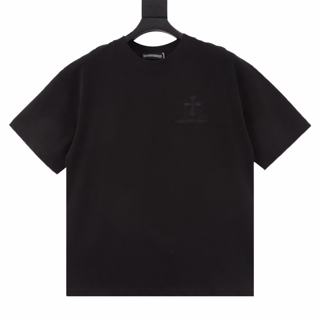 Chrome Hearts 25ss Heavy Back Overlapping Cross Patch Embroidery Short Sleeve T-shirtLuxury dark high street, Harley rock punk spirit,All show its strong dark Gothic style, three-dimensional sense and fabric blended into one,Not easy to fall off, super exquisite, simply the ceiling,Heavy back back overlapping cross patch embroideryUsing 260g double yarn smooth fabric, after high temperature pre-shrinkage treatment, the weight is up to 260g, with the same cylinder 1x1 thread,Repeated washing is not easy to deform, full of details, customized matching accessories,The style is old rock retro, workmanship and texture are first-class