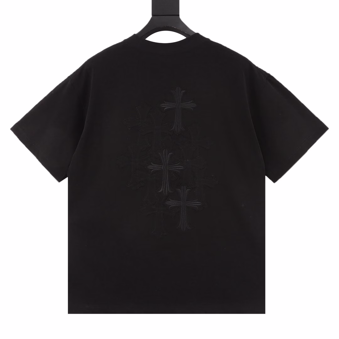 Chrome Hearts 25ss Heavy Back Overlapping Cross Patch Embroidery Short Sleeve T-shirtLuxury dark high street, Harley rock punk spirit,All show its strong dark Gothic style, three-dimensional sense and fabric blended into one,Not easy to fall off, super exquisite, simply the ceiling,Heavy back back overlapping cross patch embroideryUsing 260g double yarn smooth fabric, after high temperature pre-shrinkage treatment, the weight is up to 260g, with the same cylinder 1x1 thread,Repeated washing is not easy to deform, full of details, customized matching accessories,The style is old rock retro, workmanship and texture are first-class