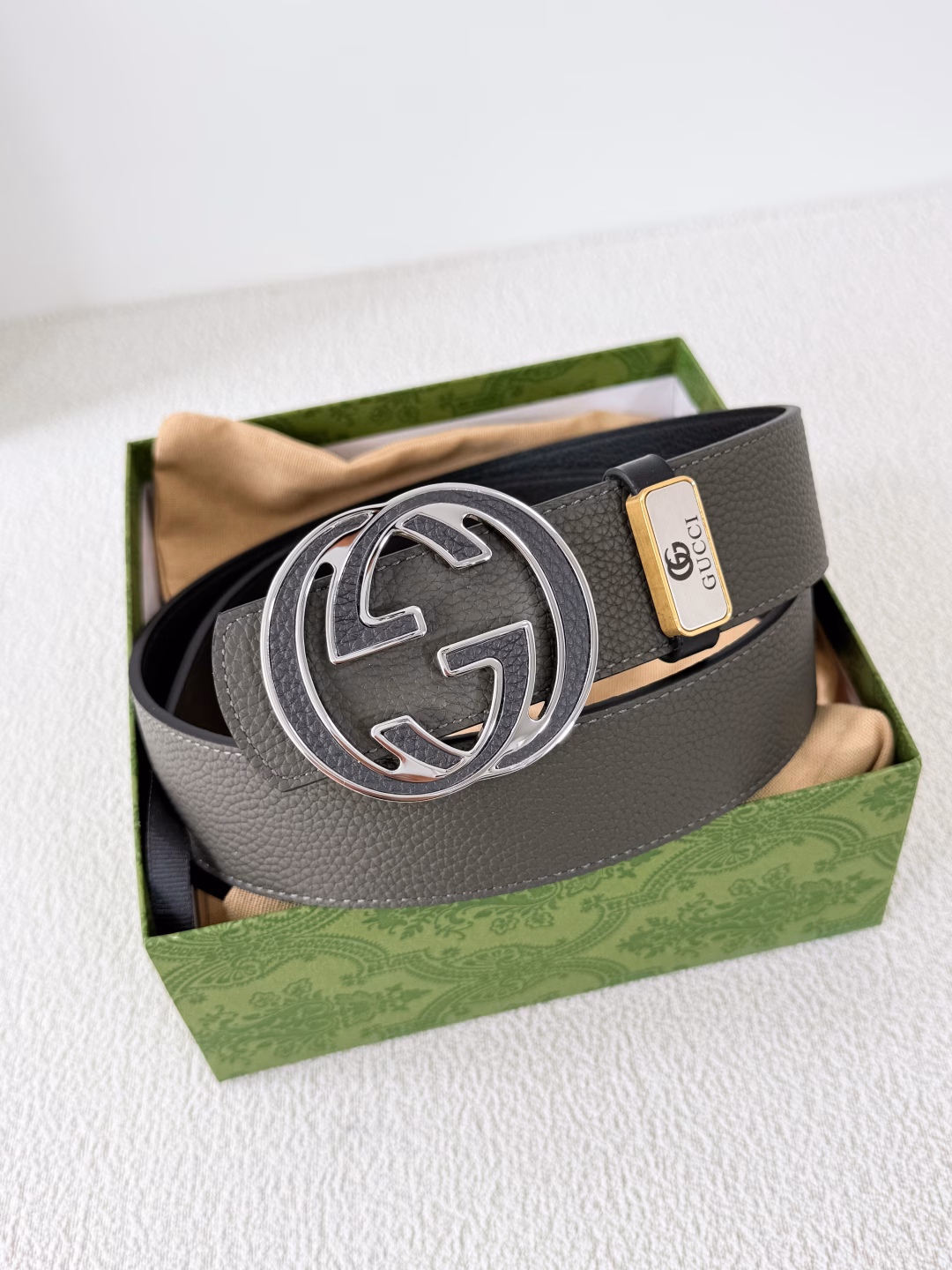 Gucci.Gucci·Original·Belt✈️·Belt P160Model: Buckle, pure steel buckle head, first layer cowhide, pictures taken in real lifeMaterial: 🐂100% first layer cowhide, guaranteed genuine leather. 24k pure copper buckle🌈Same quality as the counter, classic first layer cowhide double-sided lychee pattern black + gray, silver base black leather buckle, can be freely cut, pure steel buckle head, first choice for gifting or personal use