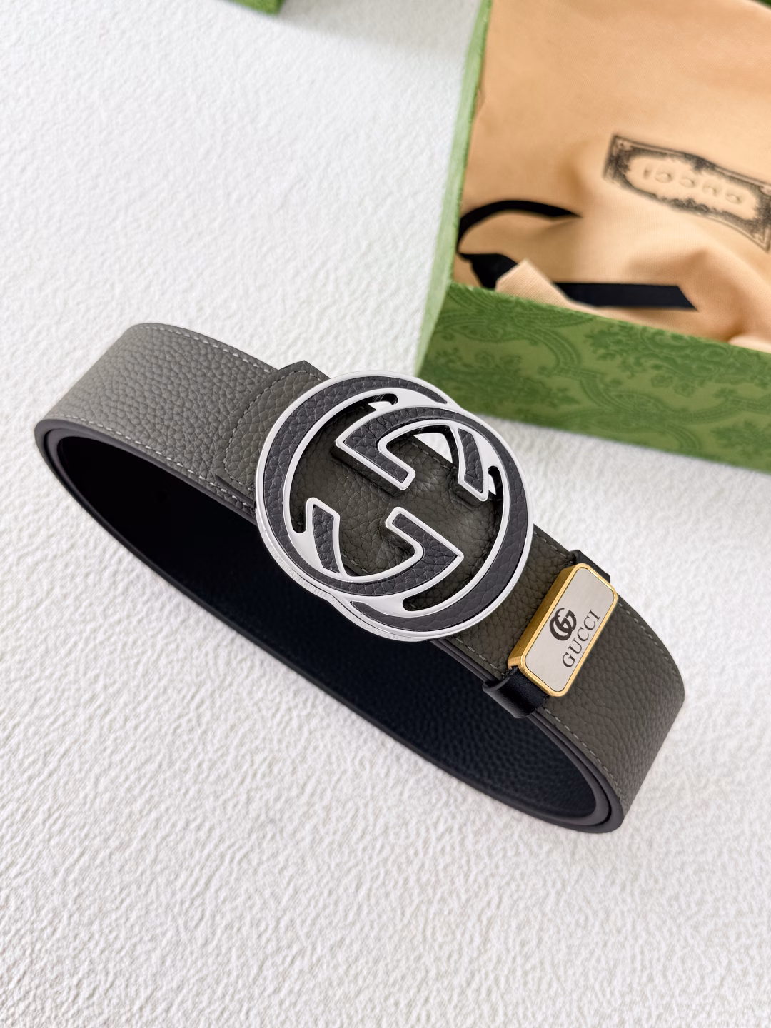 Gucci.Gucci·Original·Belt✈️·Belt P160Model: Buckle, pure steel buckle head, first layer cowhide, pictures taken in real lifeMaterial: 🐂100% first layer cowhide, guaranteed genuine leather. 24k pure copper buckle🌈Same quality as the counter, classic first layer cowhide double-sided lychee pattern black + gray, silver base black leather buckle, can be freely cut, pure steel buckle head, first choice for gifting or personal use