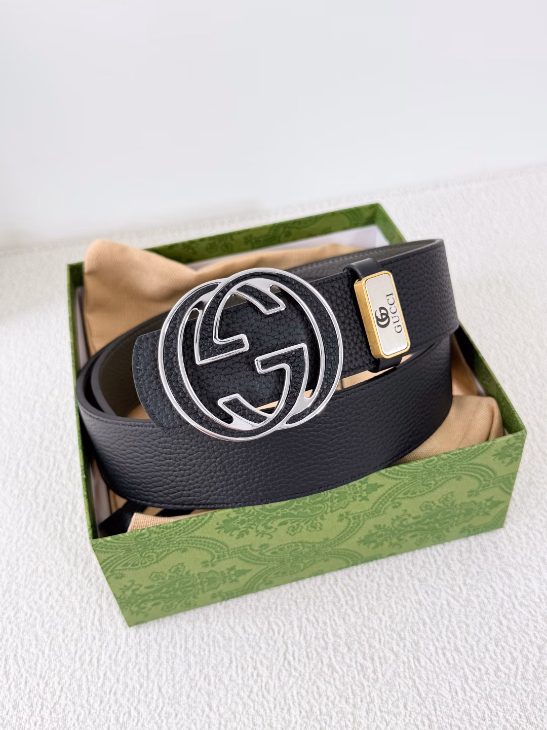Gucci.Gucci·Original·Belt✈️·Belt P160Model: Buckle, pure steel buckle head, first layer cowhide, pictures taken in real lifeMaterial: 🐂100% first layer cowhide, guaranteed genuine leather. 24k pure copper buckle🌈Same quality as the counter, classic first layer cowhide double-sided lychee pattern black + gray, silver base black leather buckle, can be freely cut, pure steel buckle head, first choice for gifting or personal use