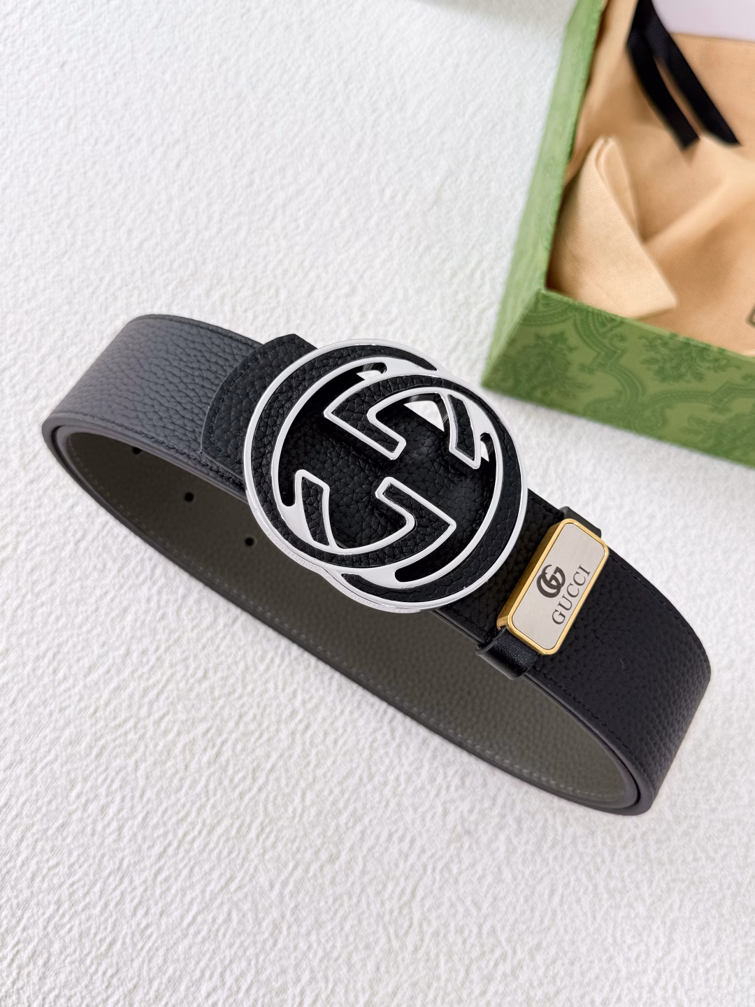 Gucci.Gucci·Original·Belt✈️·Belt P160Model: Buckle, pure steel buckle head, first layer cowhide, pictures taken in real lifeMaterial: 🐂100% first layer cowhide, guaranteed genuine leather. 24k pure copper buckle🌈Same quality as the counter, classic first layer cowhide double-sided lychee pattern black + gray, silver base black leather buckle, can be freely cut, pure steel buckle head, first choice for gifting or personal use