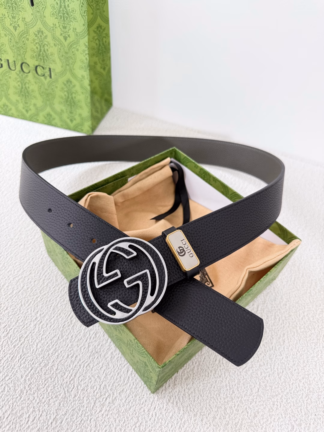 Gucci.Gucci·Original·Belt✈️·Belt P160Model: Buckle, pure steel buckle head, first layer cowhide, pictures taken in real lifeMaterial: 🐂100% first layer cowhide, guaranteed genuine leather. 24k pure copper buckle🌈Same quality as the counter, classic first layer cowhide double-sided lychee pattern black + gray, silver base black leather buckle, can be freely cut, pure steel buckle head, first choice for gifting or personal use