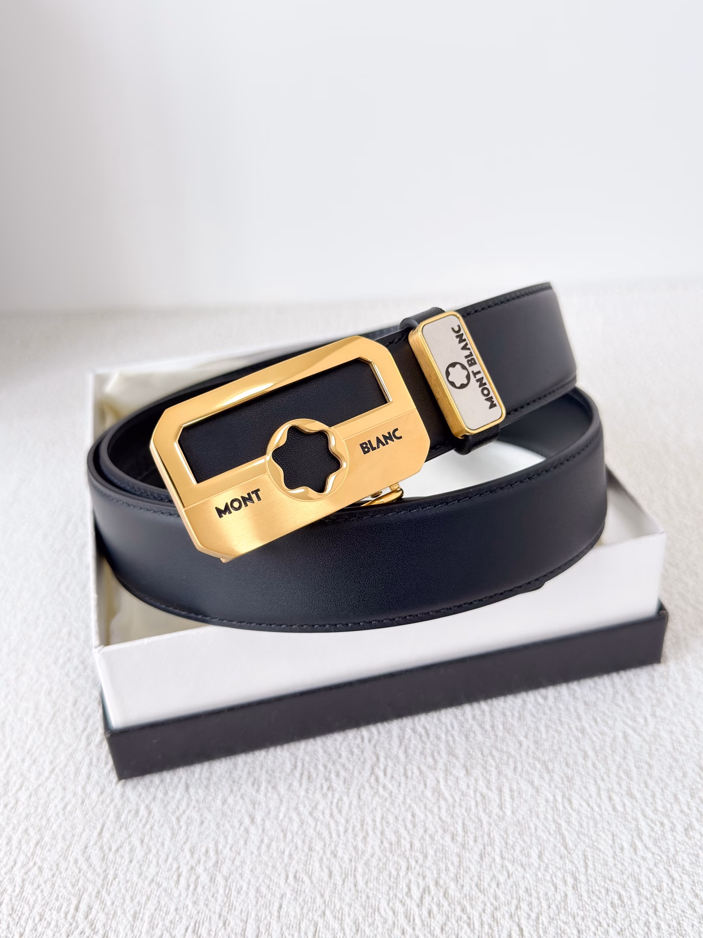 Montblanc.Montblanc✈️Original belt·Automatic belt P160Model: Inner wear automatic belt, original new pure steel material automatic buckle, double-sided first-layer cowhide real shot,Material: 🐂100% first-layer cowhide, guaranteed genuine leather. 🌈✨Same quality as the counter, original classic first-layer cowhide double-sided plain grain, silver buckle, original pure steel material automatic buckle, can be freely cut, first choice for gifting and personal use