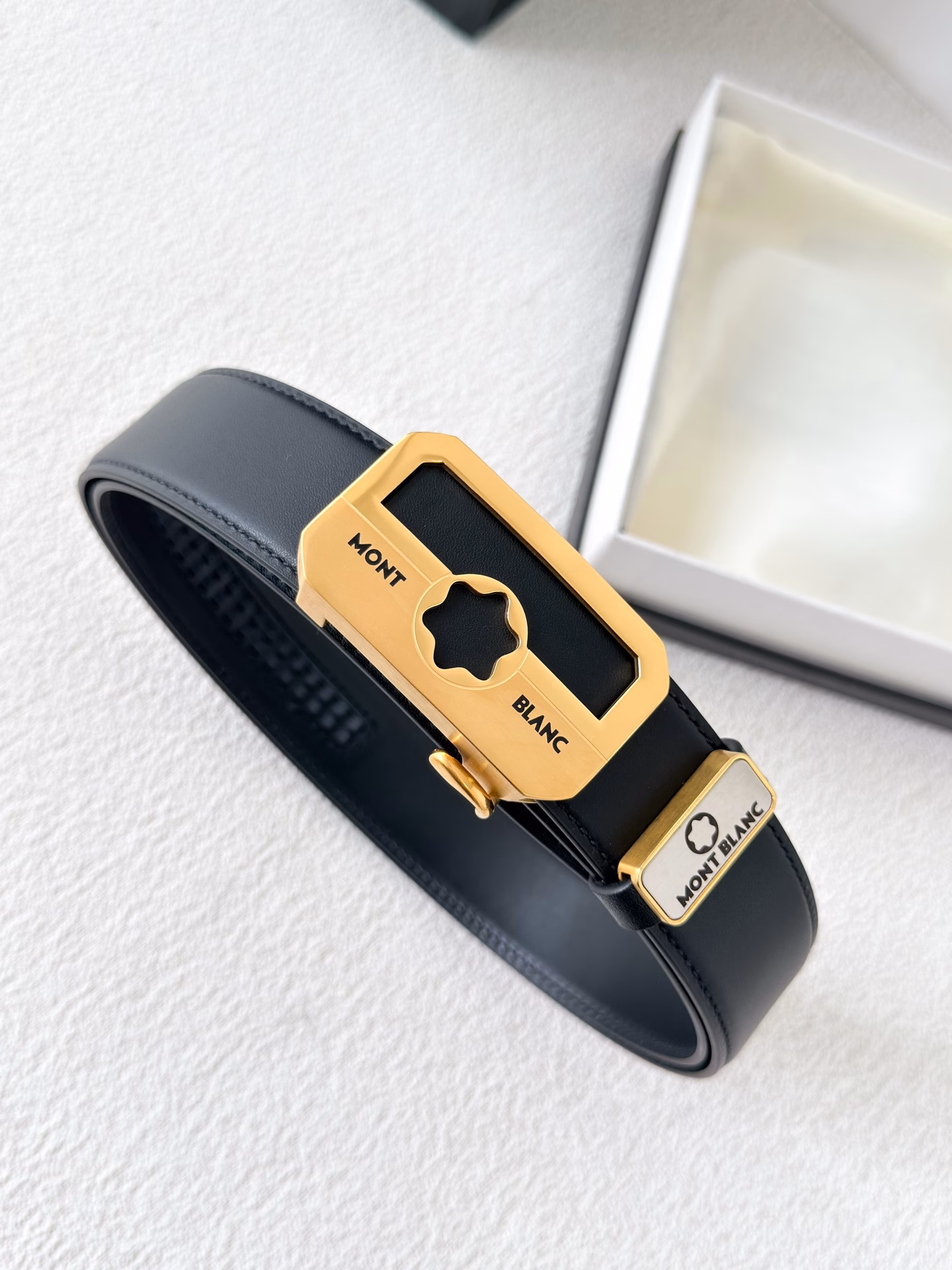 Montblanc.Montblanc✈️Original belt·Automatic belt P160Model: Inner wear automatic belt, original new pure steel material automatic buckle, double-sided first-layer cowhide real shot,Material: 🐂100% first-layer cowhide, guaranteed genuine leather. 🌈✨Same quality as the counter, original classic first-layer cowhide double-sided plain grain, silver buckle, original pure steel material automatic buckle, can be freely cut, first choice for gifting and personal use