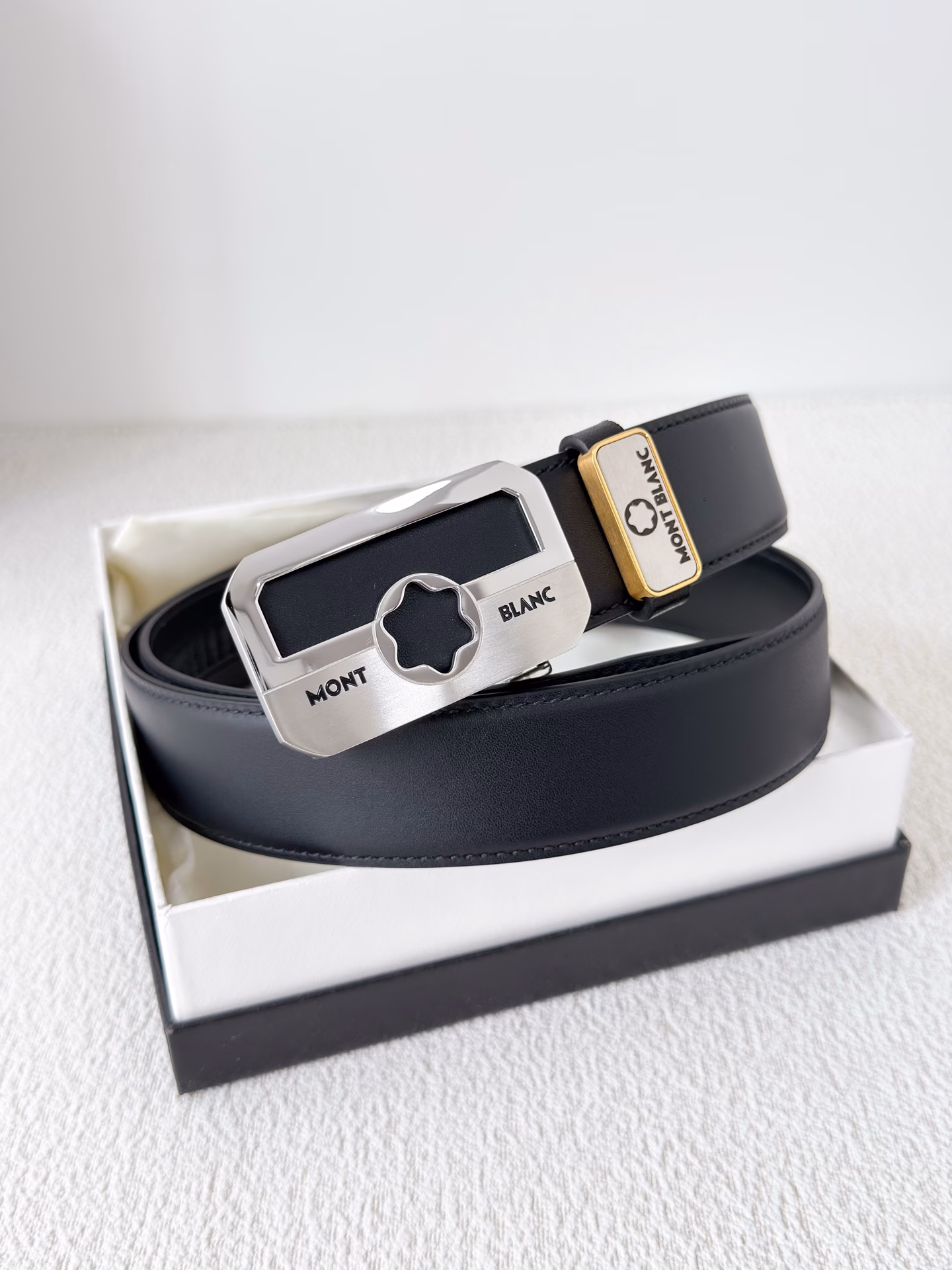 Montblanc.Montblanc✈️Original belt·Automatic belt P160Model: Inner wear automatic belt, original new pure steel material automatic buckle, double-sided first-layer cowhide real shot,Material: 🐂100% first-layer cowhide, guaranteed genuine leather. 🌈✨Same quality as the counter, original classic first-layer cowhide double-sided plain grain, silver buckle, original pure steel material automatic buckle, can be freely cut, first choice for gifting and personal use