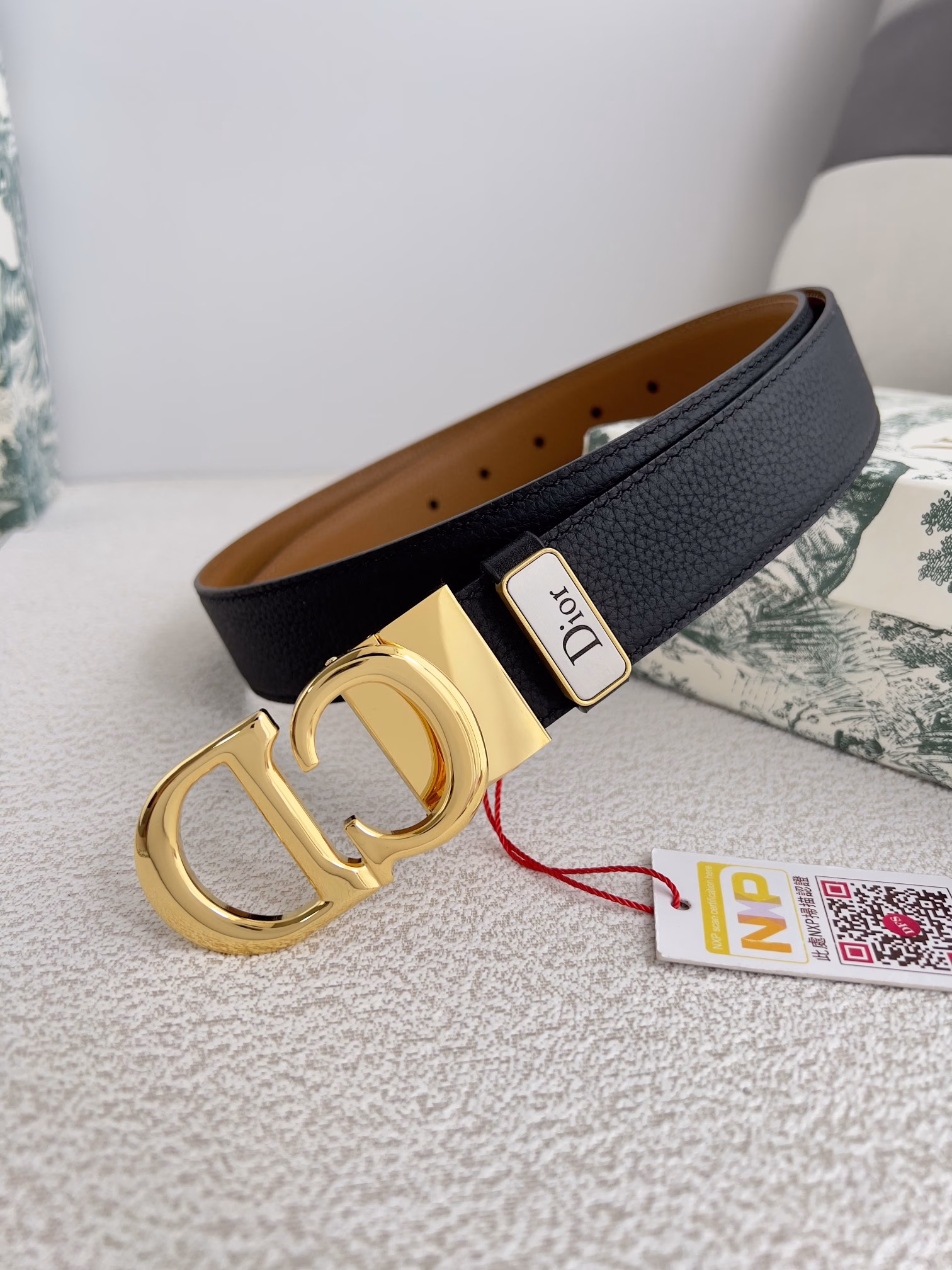 Dior.✈️Original belt·leather belt P150Model: buckle, original classic buckle, real shot, first layer cowhideMaterial: 🐂100% first layer cowhide, guaranteed genuine leather. 🌈Double-sided available✨Same quality as the counter, original classic first layer cowhide double-sided lychee pattern black ➕ khaki, bright silver rotating buckle, first choice for gifting or personal use