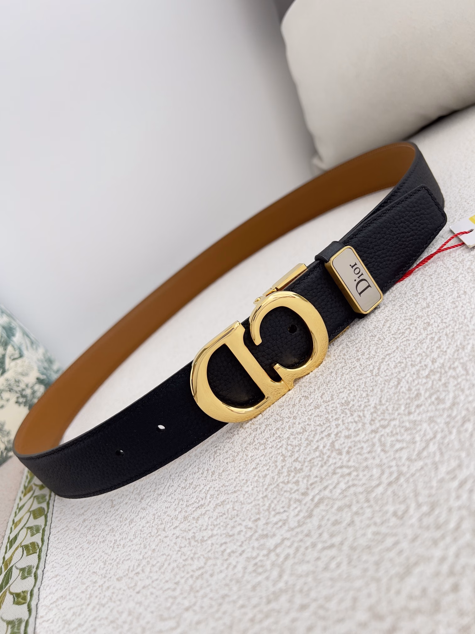 Dior.✈️Original belt·leather belt P150Model: buckle, original classic buckle, real shot, first layer cowhideMaterial: 🐂100% first layer cowhide, guaranteed genuine leather. 🌈Double-sided available✨Same quality as the counter, original classic first layer cowhide double-sided lychee pattern black ➕ khaki, bright silver rotating buckle, first choice for gifting or personal use