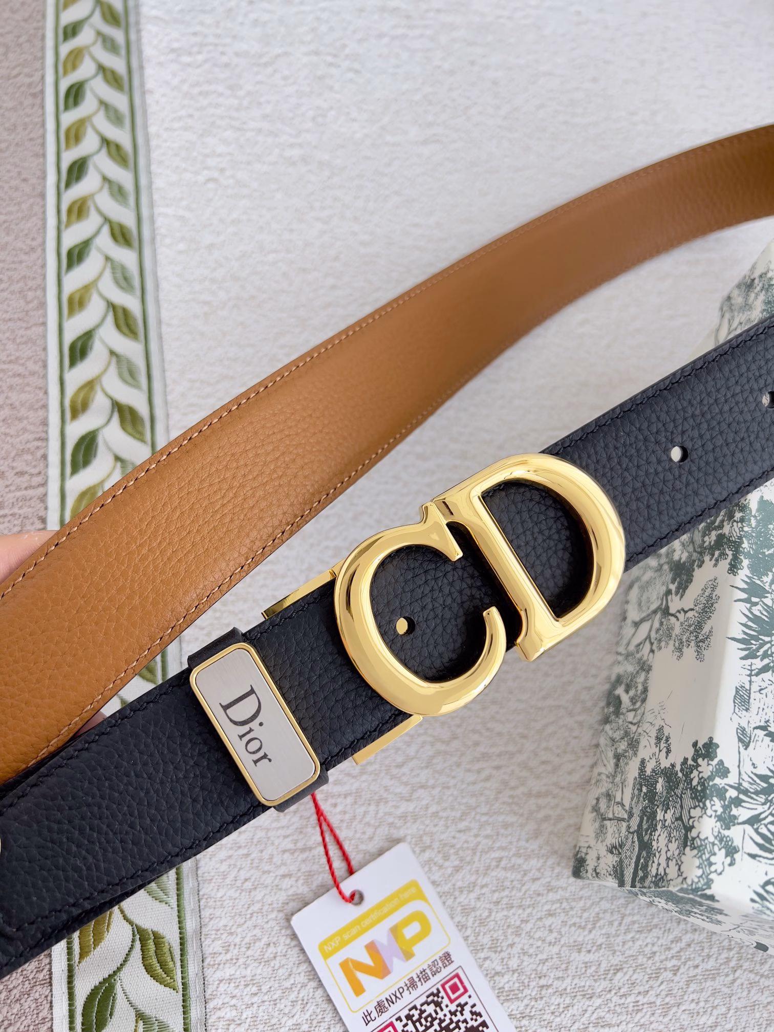 Dior.✈️Original belt·leather belt P150Model: buckle, original classic buckle, real shot, first layer cowhideMaterial: 🐂100% first layer cowhide, guaranteed genuine leather. 🌈Double-sided available✨Same quality as the counter, original classic first layer cowhide double-sided lychee pattern black ➕ khaki, bright silver rotating buckle, first choice for gifting or personal use