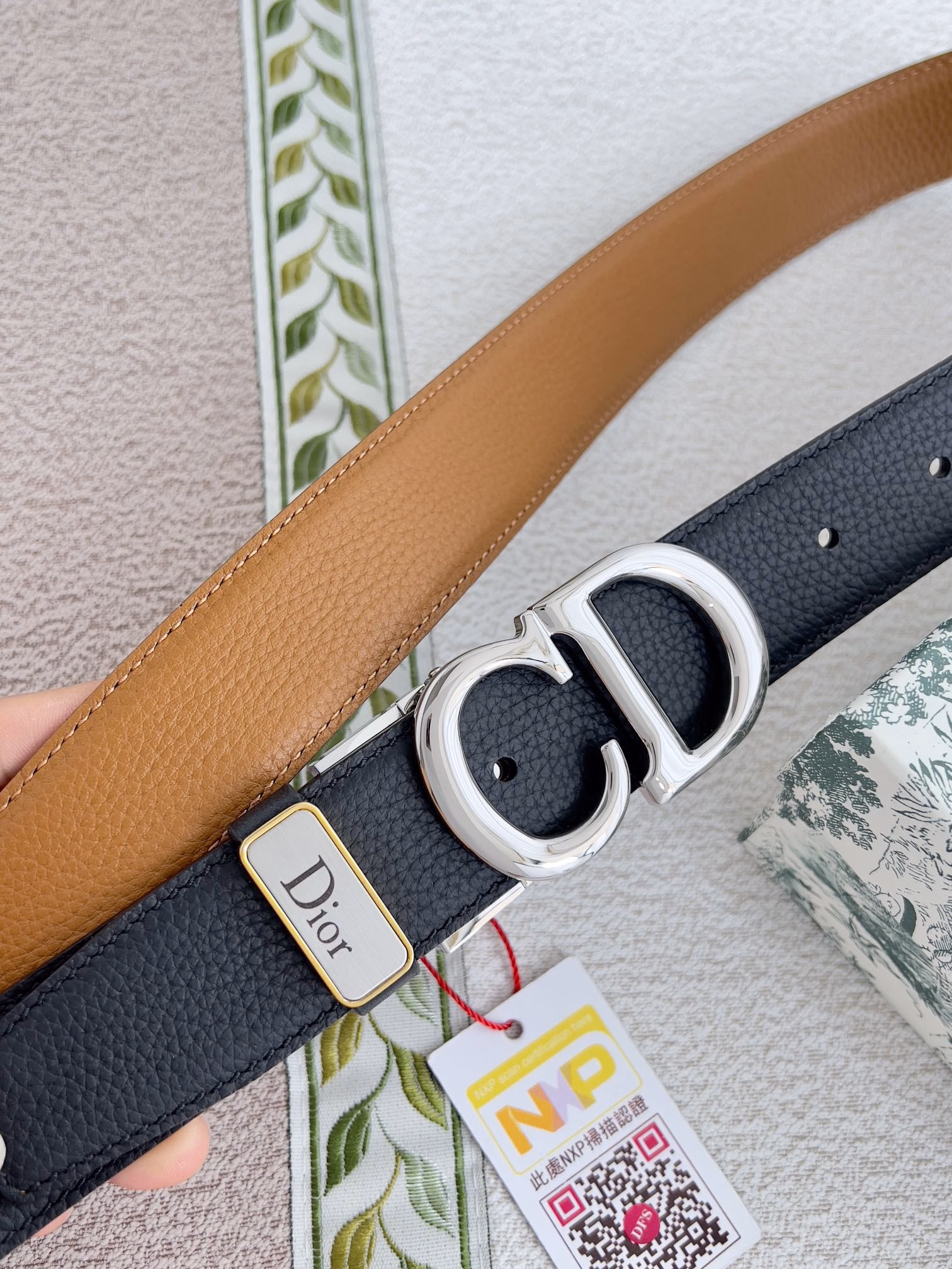 Dior.✈️Original belt·leather belt P150Model: buckle, original classic buckle, real shot, first layer cowhideMaterial: 🐂100% first layer cowhide, guaranteed genuine leather. 🌈Double-sided available✨Same quality as the counter, original classic first layer cowhide double-sided lychee pattern black ➕ khaki, bright silver rotating buckle, first choice for gifting or personal use