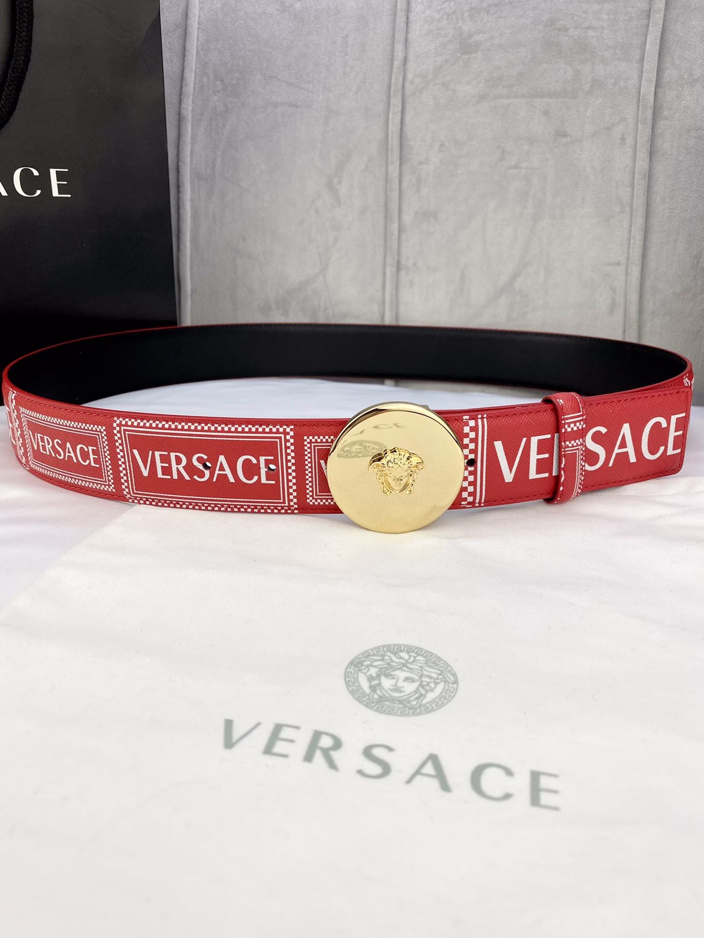 Versace Palazzo belt in cowhide leather with Le Pop Classique print and signature Medusa hardware vacuum plated/fading-resistant.