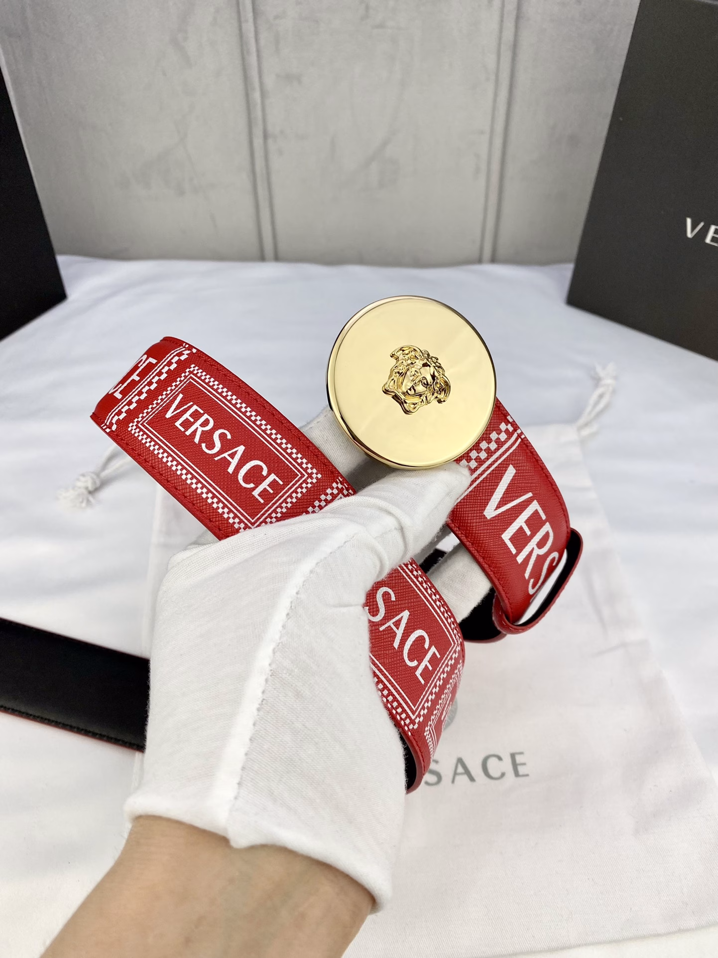 Versace Palazzo belt in cowhide leather with Le Pop Classique print and signature Medusa hardware vacuum plated/fading-resistant.