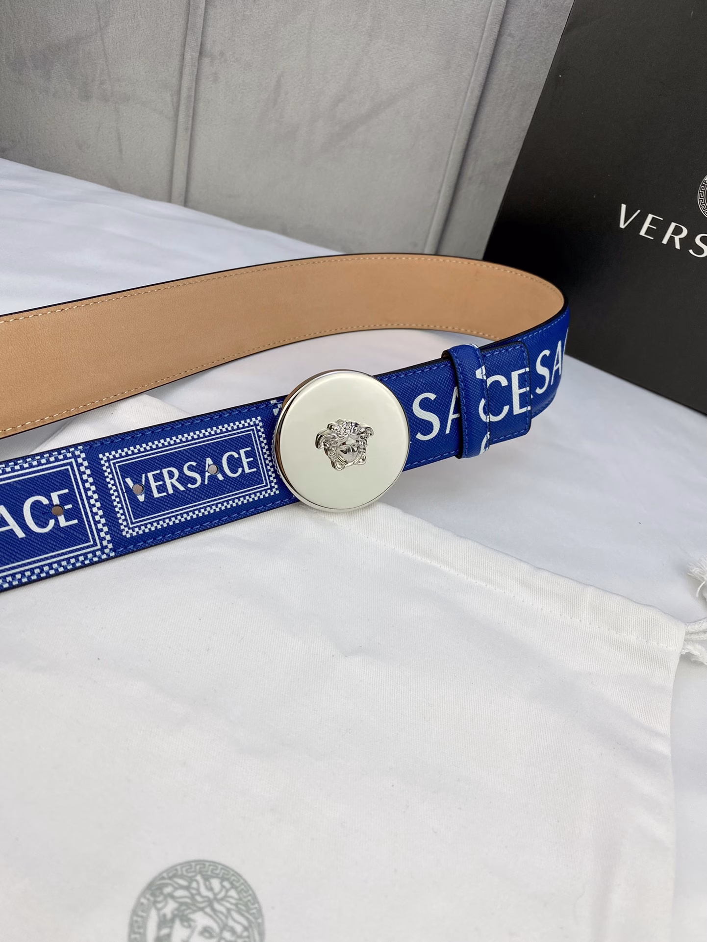 Versace Palazzo belt in cowhide leather with Le Pop Classique print and signature Medusa hardware vacuum plated/fading-resistant.