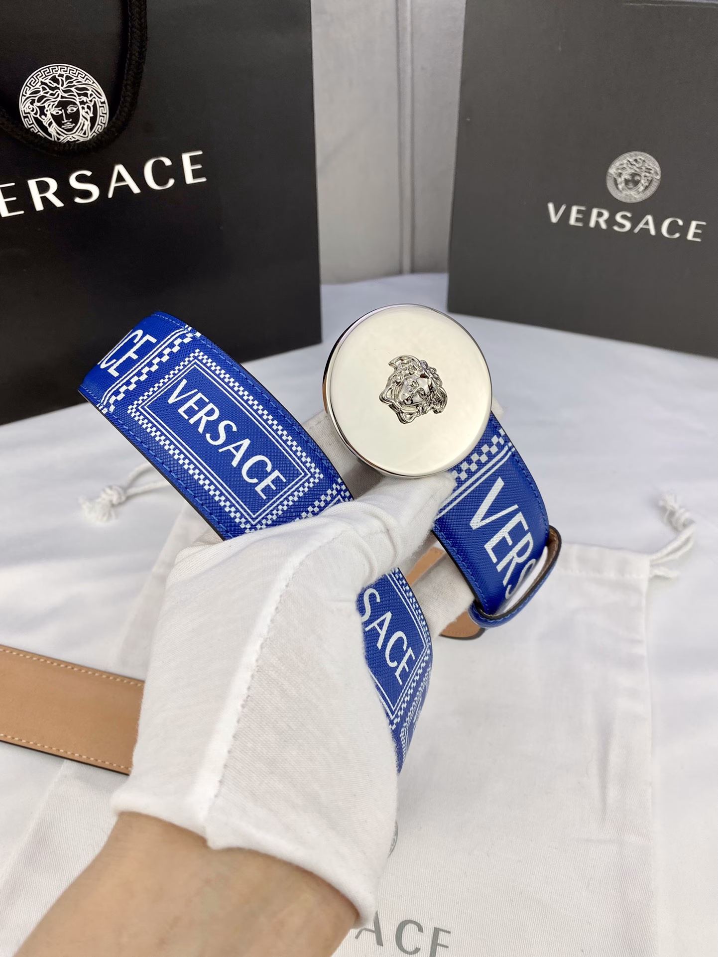 Versace Palazzo belt in cowhide leather with Le Pop Classique print and signature Medusa hardware vacuum plated/fading-resistant.
