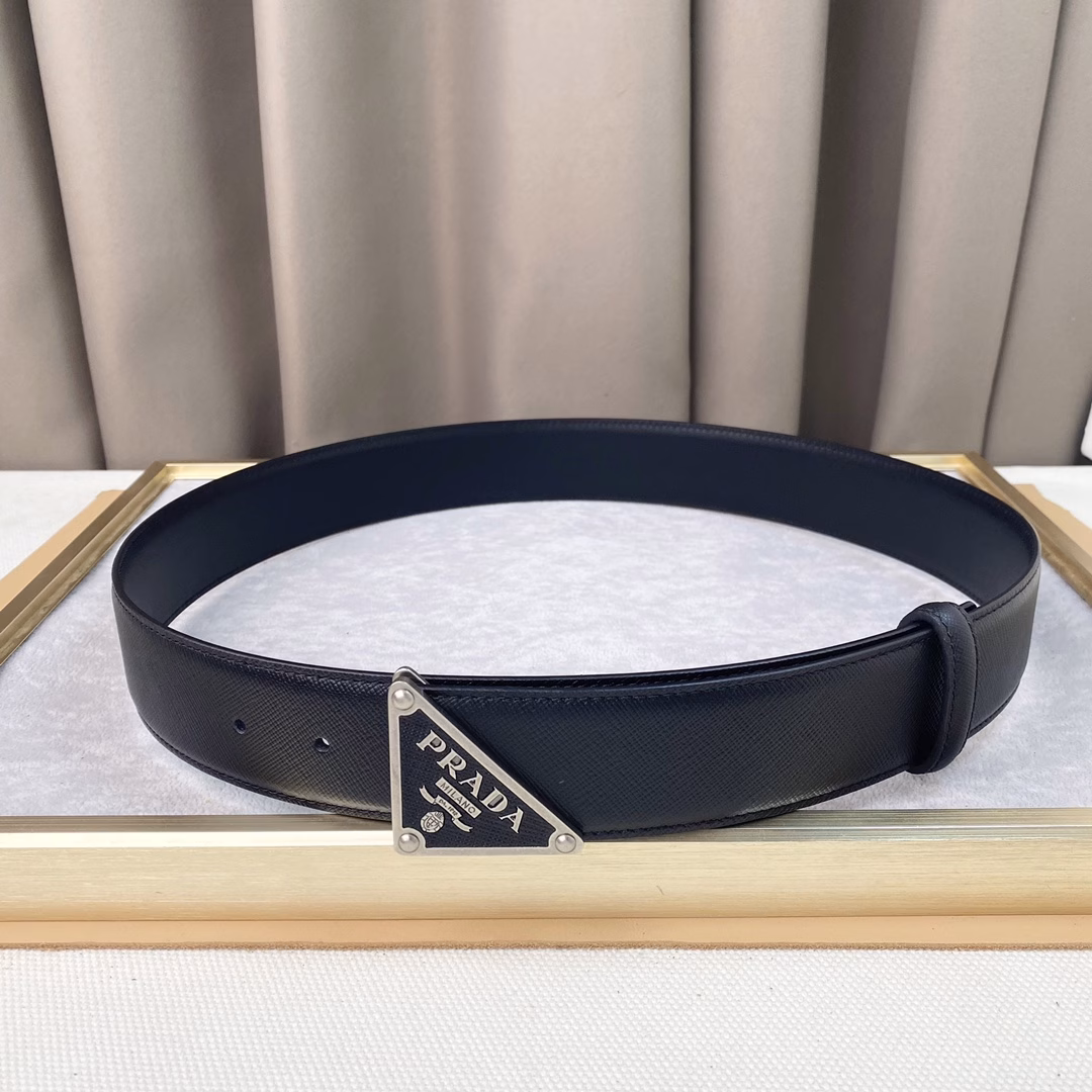 Prada. Top cowhide leather. Width 3.8CM. Official website sync, pure copper metal logo. Top cowhide leather, soft and comfortable. Suitable for low-key business people
