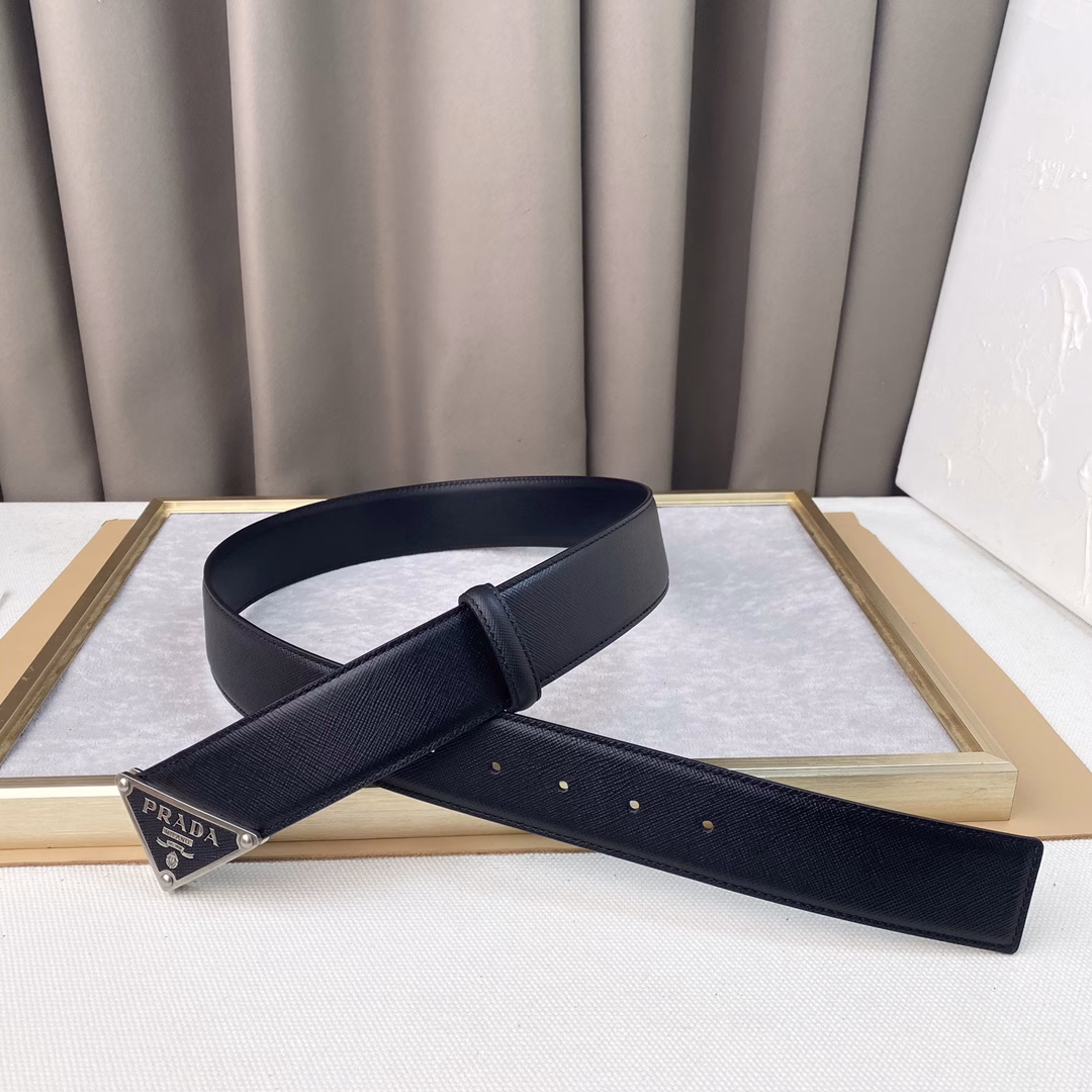 Prada. Top cowhide leather. Width 3.8CM. Official website sync, pure copper metal logo. Top cowhide leather, soft and comfortable. Suitable for low-key business people