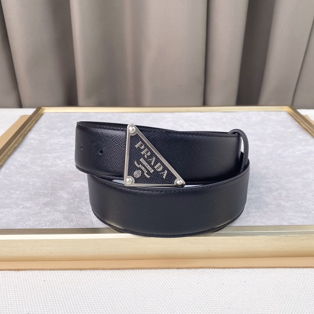 Prada. Top cowhide leather. Width 3.8CM. Official website sync, pure copper metal logo. Top cowhide leather, soft and comfortable. Suitable for low-key business people