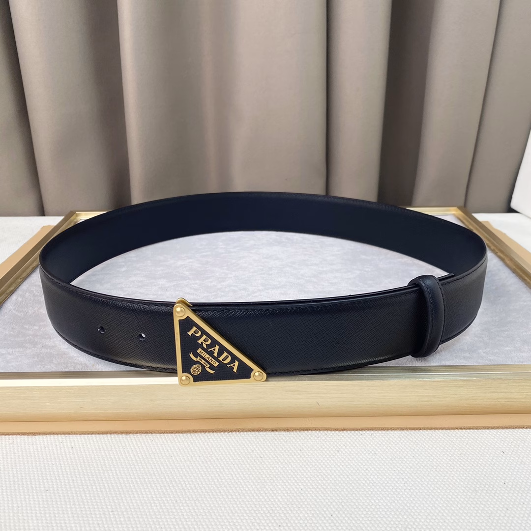 Prada. Top cowhide leather. Width 3.8CM. Official website sync, pure copper metal logo. Top cowhide leather, soft and comfortable. Suitable for low-key business people